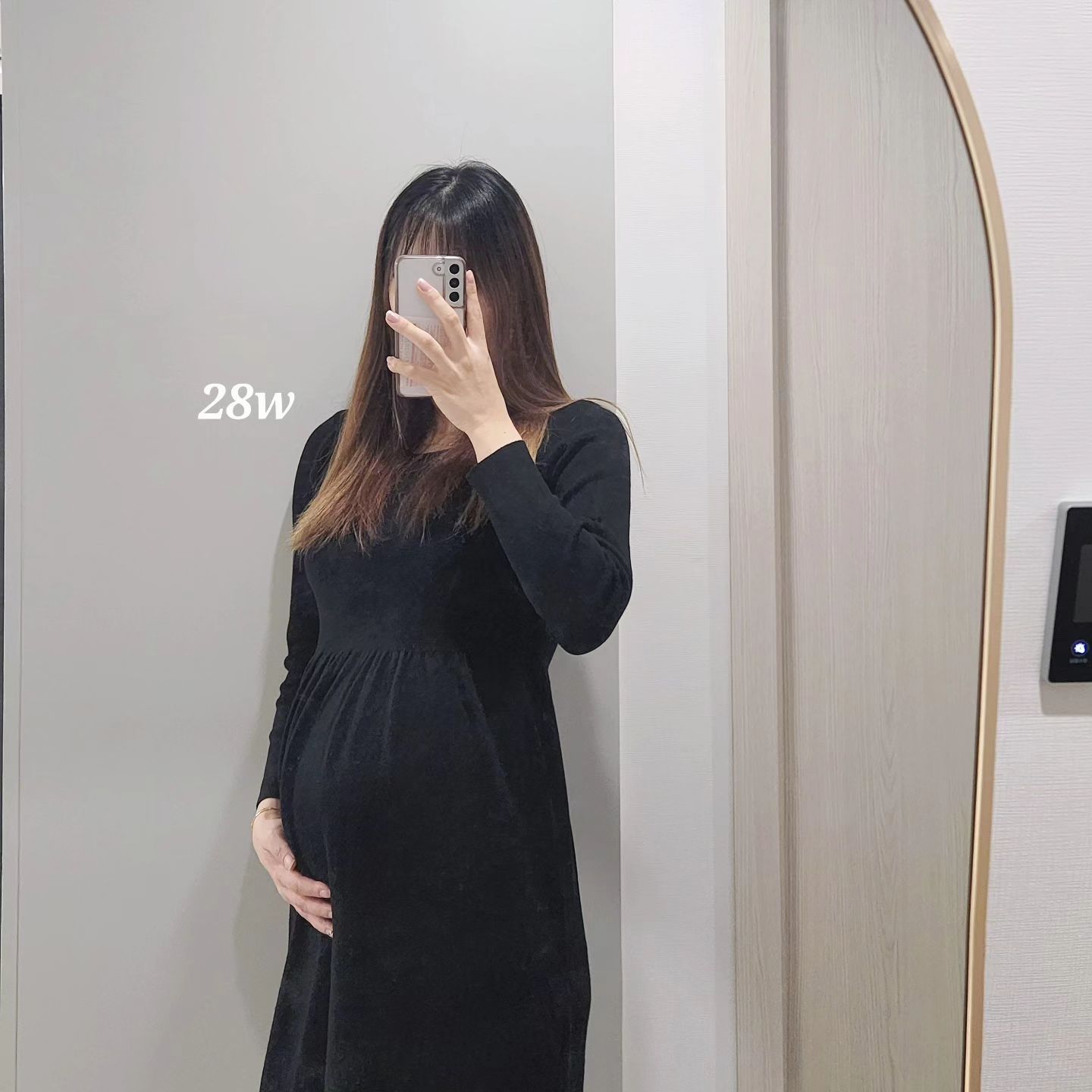 꼬막이두 오늘부터 드디어 8개월차 진입이네요 :)
돌아보면 시간이 참 빠른거 같은데
앞으로 남은시간을 보면 또 늦게 흘러가는거 같구 그래요 😂

#28주임산부 의 기록🏷

- 10분이상 걸으면 숨차고 허리아픔 (사실 이건 생활하다 보면 허리 아픈건 일상 다반사)
- 밥을 배부르게 먹으면 배가 딴딴해지고 찢어질거 같이 팽창하는거 가틈....(숨 쉬기 힘듬..뭔가..기분나쁜 배부름)
-아직까진 튼살 없고 배꼽 안뒤집어짐 ! (아에 안뒤집어질 수도 있나요?^^...튼살크림 귀찮아서 잘 안바르는데 지금부터라도 꾸준히 발라야겠어요)
-잠을 깊게 못잠
-이제는 톡톡이 아니라 꿀렁거리는 태동도 느껴짐