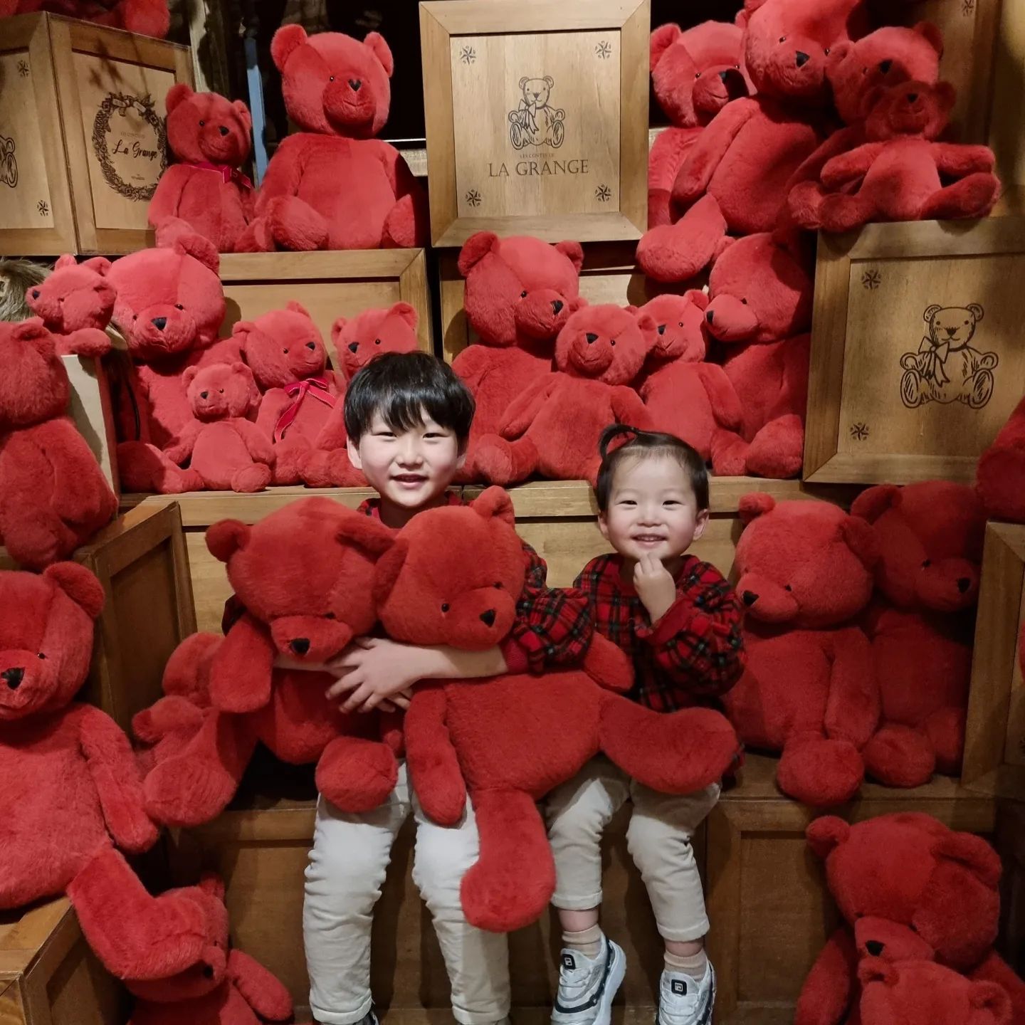 평일오후 입장대기 두시간 반 걸리고
들어가서 다시 해리의 오두막에서 두시간정도 줄서고 곰트리 찍는다고 30분 또 줄서고😭😭
가까운거리도 아닌데 애둘데리고 뭐에 홀린듯이 다녀왔다
더이상 줄설 자신이없어 다찍지도 못함
아쉽지만 이쁘긴 정말 이쁘네
.
.
#더현대서울 #사운즈포레스트 #라그랑지 #H빌리지 #해리의오두막 #해리베어트리 #크리스마스마을 #백화점크리스마스 #라이트닝쇼 #곰트리 #곰오너먼트 #해리베어 #레드베어 #빨간곰 #크리스마스