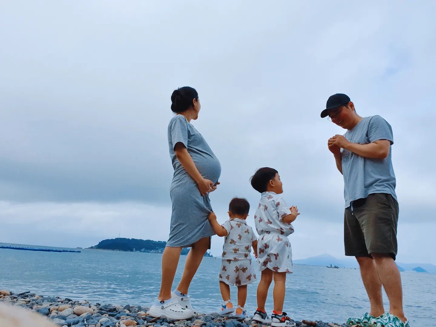 셋째 태어나기 전 마지막 주말

셋째라도 떨리는건 마찬가지구만 •̀ᴗ•̀
새로 산 웨건태워서 바다라도 보고왔는데
요즘 애들이 정말 없긴한지 지나갈때마다
어른들이 화이팅!! 하시면서 응원을😂

이제 셋째 태어나면 더욱 더 열심히..❤ 
한두달 전부터 컨디션때문애
계속 병원 다니느라 애들이랑
시간도 잘 못보내고 미안한게 너무 많은데
몸 회복하고나면 이런저런 핑계없이
더욱더 잘하도록 노력할게ෆ˙ᵕ˙ෆ