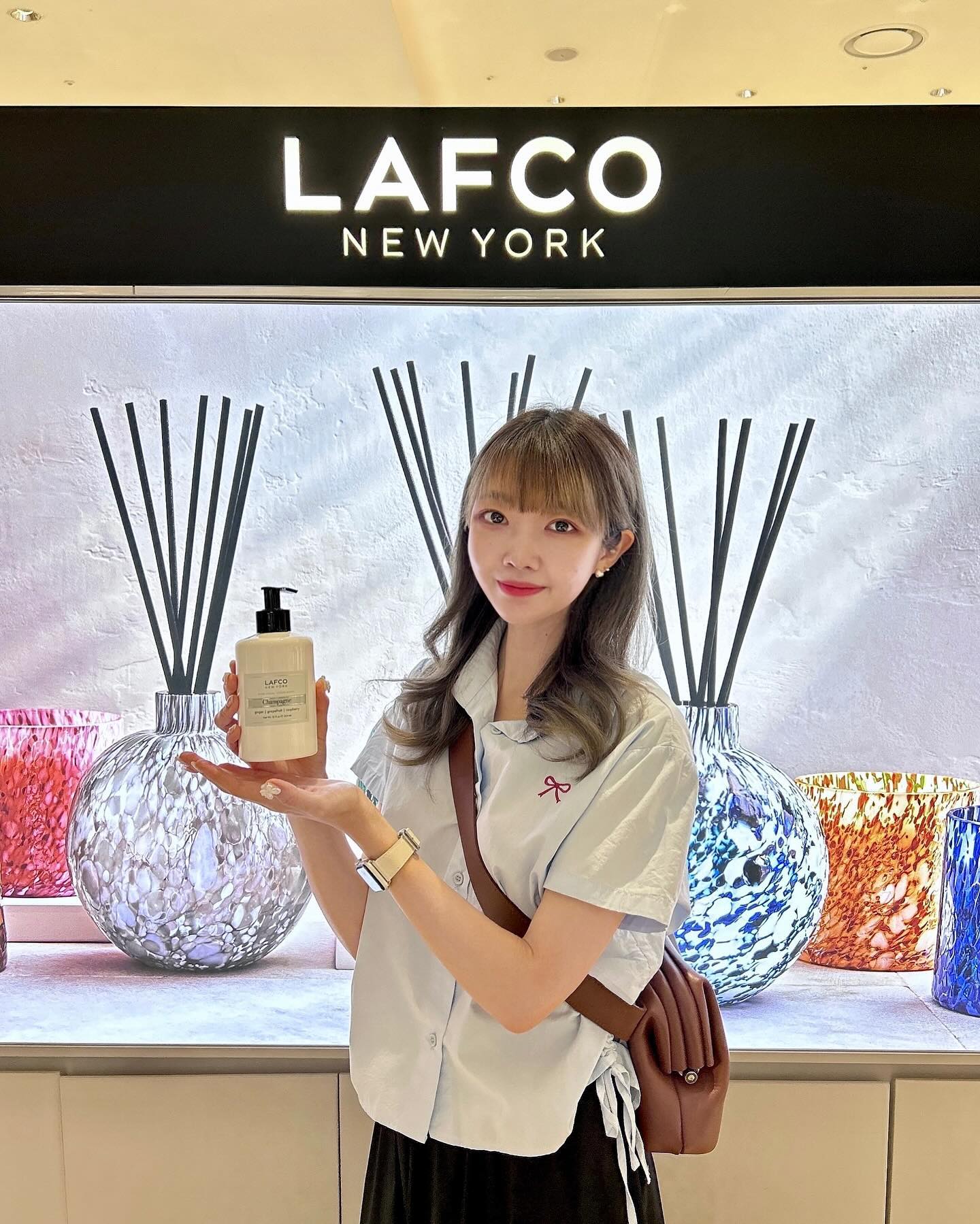 #라프코뉴욕

우리의 일상 속에 감각적인 무드를🤍

방 한켠에 두기만 해도 향기로, 디자인으로
분위기를 확 바꾸어 주는 [ 라프코뉴욕 ]의
디퓨저와 캔들을 만나러 현대백화점 목동점
라프코뉴욕 플래그십 스토어에 다녀왔어요🙋🏻‍♀️

체코 보헤미안 유리 공방 스튜디오에서
수작업으로 만들어지는 앱솔루트 콜렉션,
그리고 라프코 하우스 앤 홈 콜렉션!

어나더 레벨 퀄리티의 오브제🤍
디퓨저가 하나의 예술 작품 같아요!

예쁜 디자인 만큼이나 사랑스럽고 부드러운 라인업의 향 중
여름에 어울리는 [ 샴페인 클래식 리드 디퓨저 ]를 골랐어요✨

상큼하고 시트러스함, 샴페인을 팡!🥂
터트리면 살짝쿵 퍼지는 시원한 향이 매력적이에요!

호불호 없는 아름다운 디자인으로
소중한 사람에게 의미있는 선물로!
집들이 선물로!

라프코뉴욕의 제품을 추천드려요🎁

lafco_ko 

👣서울 양천구 목동동로 257 현대백화점목동점 1층
라프코뉴욕 플래그십 스토어

#캔들추천 #디퓨저추천 #집들이선물추천 #현대백화점목동점 #고급선물추천 #고급캔들 #고급디퓨저  #웨딩 #생일선물 #올드머니캔들 #기업선물