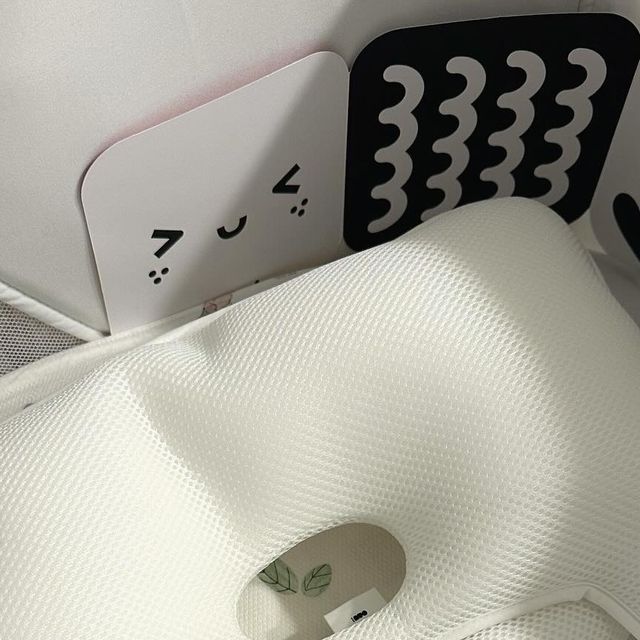  깜콩맘(채린맘)💕 on Instagram: "#광고 

깜콩이 숙면과 두상을 위하여 아이누오에서
신생아용 아기 베개를 보내줬어요 😊

❣️ 단두증 및 사두증 진단을 받은 둘째 아이를 위해 
아빠가 직접 만든 아이베개라서 더 믿음이 가더라고요!
특허까지 받았으니 말이 필요 없겠죠?

️❣️ 생산지를 많이 살펴보는 편인데 대부분의 아기 베개가 중국산인 반면에 아이누오는 100% 국내 생산이더라고요.
아기에게 안심하고 사용할 수 있어요.

❣️ 아이누오 아기베개는 신생아 제품과 유아 제품이 따로 있는데요. 신생아 제품을 졸업 후에 유아제품까지 사용 하면 좋겠더라고요.

❣️ 이 제품은 현재 산후조리원에서도 사용 하고 있을 정도로 믿음직한 제품이에요.

❣️ 마지막으로 가장 좋았던 점이 아이의 체형에 맞게 사용할 수 있는 3단계 목지지대가 함께 있더라고요. 아기의 성장에 따라 달리 사용하여 아이의 경추를 보호할 수 있어요.

깜콩이는 땀이 많은 편이라 쿨 소재를 선택했는데요.
깜콩이의 통잠과 예쁜 두상을 위하여
앞으로 열심히 사용해봐야겠어요 :)
 

Thank you @inuo_inuo

#아이누오#아기베개#아이베개#유아베개#두상베개#아이두상베개#아기두상베개#아기베개추천#아이베개추천#아이경추베개#아기경추베개#키즈베개#주니어베개#출산선물#육아선물#육아템#육아추천템#육아템추천#신생아베개#신생아베개추천#임신선물#임신축하선물#아이누오아기베개#짱구베개#통잠베개"