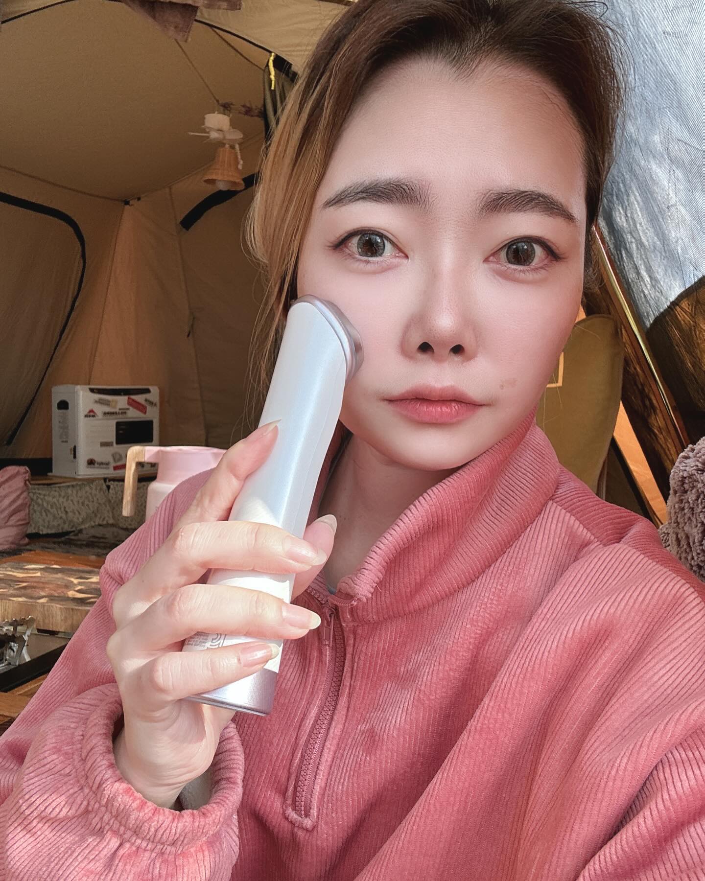 #협찬

요즘 기미랑 각질때문에 너무 스트레스에요.
거기에 추우니깐 모공까지 늘어지고🫣
피부톤도 칙칙한데 총체적난국이다요!!!!

그래서 매일 들고다니는 마데카24센트리안❤️
브라이트닝 모드, 흡수 모드, 탄력 모드로 
3가지 모드이나 효과/효능을 보면 10가지가 넘는다능

여행갈때도 출근해서도 꼭 들고다니는 최애템💕

브라이트닝 모드는 각질개선, 모공케어, 피부결 개선, 피부 투명도 개선에 도움주는데
IRE 기술의 전류 에너지로 각질층에 
미세한 마이크로 홀을 형성하여 물리적 자극없이 
브라이트닝, 각질, 모공을 케어해줘용🥰

흡수 모드 12층피부층별 보습 개선, 수분 밀도 개선, 물광 피부 개선으로 손으로 바르는 것보다 
3.3배 더 깊이 흡수해줘서 아침 저녁으로 꼭써요

탄력 모드 탄력 개선, 탄력광 개선, 얼굴 6부위 (이마, 눈가, 피부탄성, 팔자부위, 턱라인 등) 처짐
개선에 도움주는데 특히 저는 팔자랑 턱라인 강추

브라이트닝 모드 5분 주 3회, 1일 1회 쓰고
흡수 모드 5분 1일 1회 권장인데 전 아침, 저녁2번써요.

탄력 모드 5분 (1일 1회 권장)으로 
총 15분 사용해주면 피부관리끝

112g으로 휴대폰보다 가벼워서 요즘 무조건
가방에 쏙 넣고다녀용🙏🏻

집에서 가지고 있는 화장품을 사용하여도 무관하나 전용 부스팅 앰플과 사용 시 더 효과짱에요

#백옥앰플 #토닝앰플 #우유앰플 

#마데카프라임 #이보영마데카프라임 #센텔리안24마데카프라임 #뷰티디바이스 #얼굴마사지기기 #얼굴케어 #피부미용기기추천 #피부마사지기 #피부기기 #피부디바이스 #피부탄력기기 #피부홈케어 #홈디바이스 #홈케어피부관리기 #동국제약마데카프라임 #모공케어 #각질개선