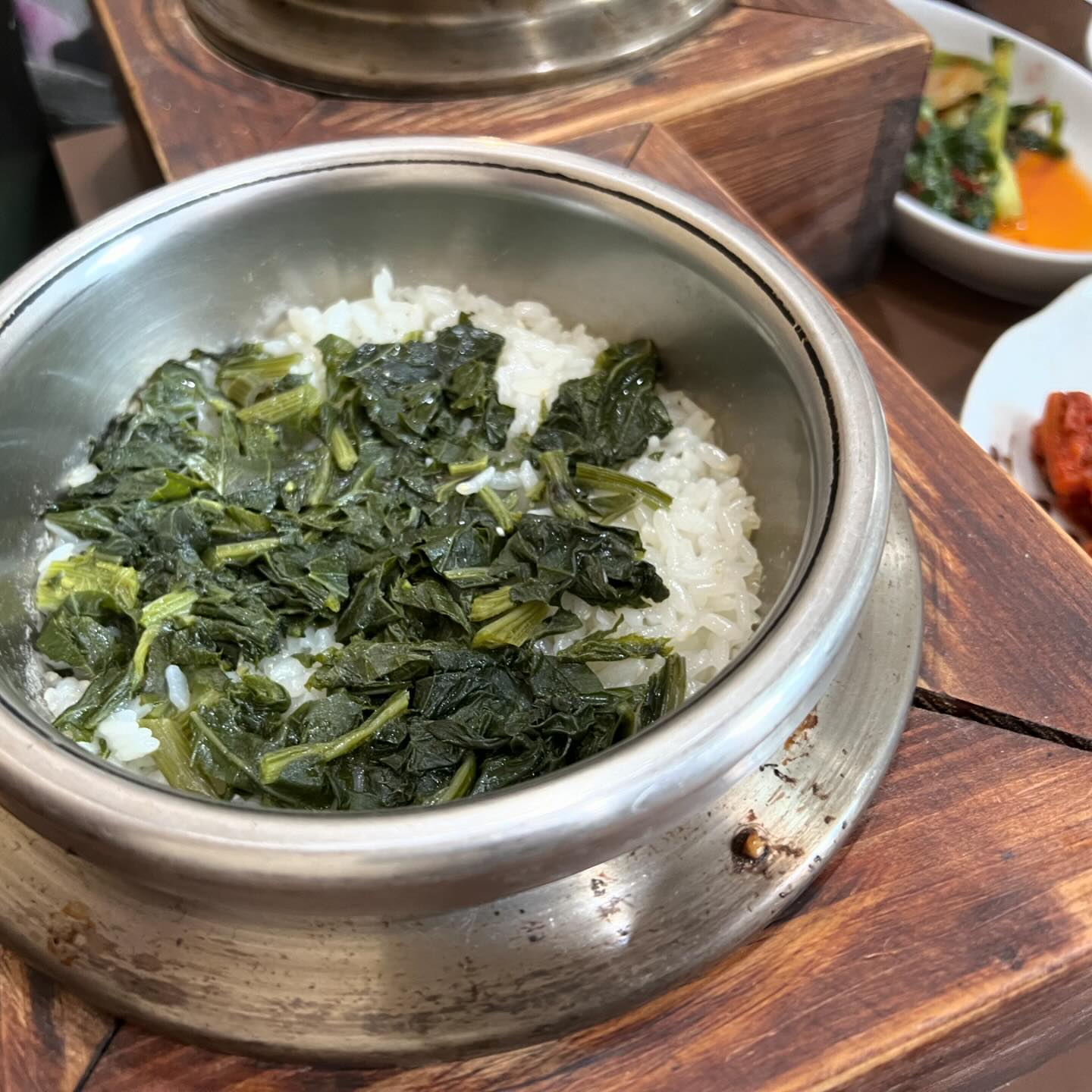 #곤드레와가마솥밥 #용인맛집 #언남동맛집 #곤드레명이정식 #곤드레밥 #가마솥밥 #청국장 #들깨순두부 #벚꽃구경🌸 #떡뻥킬러 #떡뻥부자 #먹스타그램 #맞팔 #좋아요

우리동네 곤드레밥집! 먹고나면 건강한 식사한 느낌이라 자주 가는 곳이다 😆💛 점심 든든하게 맛있게 먹고 벚꽃이 활짝핀 동네 한바퀴 돌았다 🥰💖 저녁은 시댁식구들과 소고기파티 ~~ 너무너무 배가 불렀당 😘🙌 울 아가는 떡뻥파티 ㅋ̤̫ㅋ̆̈ 🤭💕

🔎곤드레와가마솥밥
경기 용인시 기흥구 언남로 17
