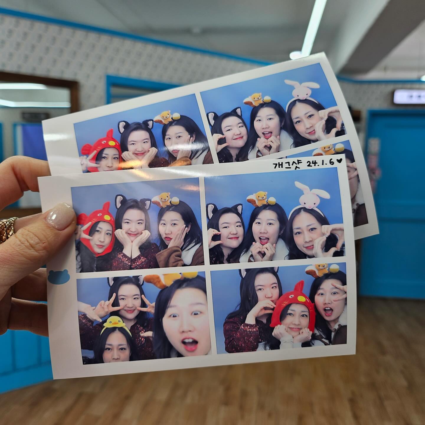 19년지기 개그샷시스터즈(초6감성..ㅋㅋ) 
레드,핑크,옐로우의 건전생산적 신년회동 완.

23년 하반기 목표 체크 및 24년 상반기 목표&위시리스트 작성📝ㅋㅋ

노트를 가지고 다니는 친구들을 본받아 
나도 노트와 펜을 야무지게 구매해따🗒️

그리고 ‘도둑맞은 집중력’ 책도 구매해서
올해는 내 인생의 주도권을 더 잡아보고자 다짐해보았다!🙂 

신년모임 알차다 알차ㅋㅋㅋ 

20주년까지 개그샷 포에버💗