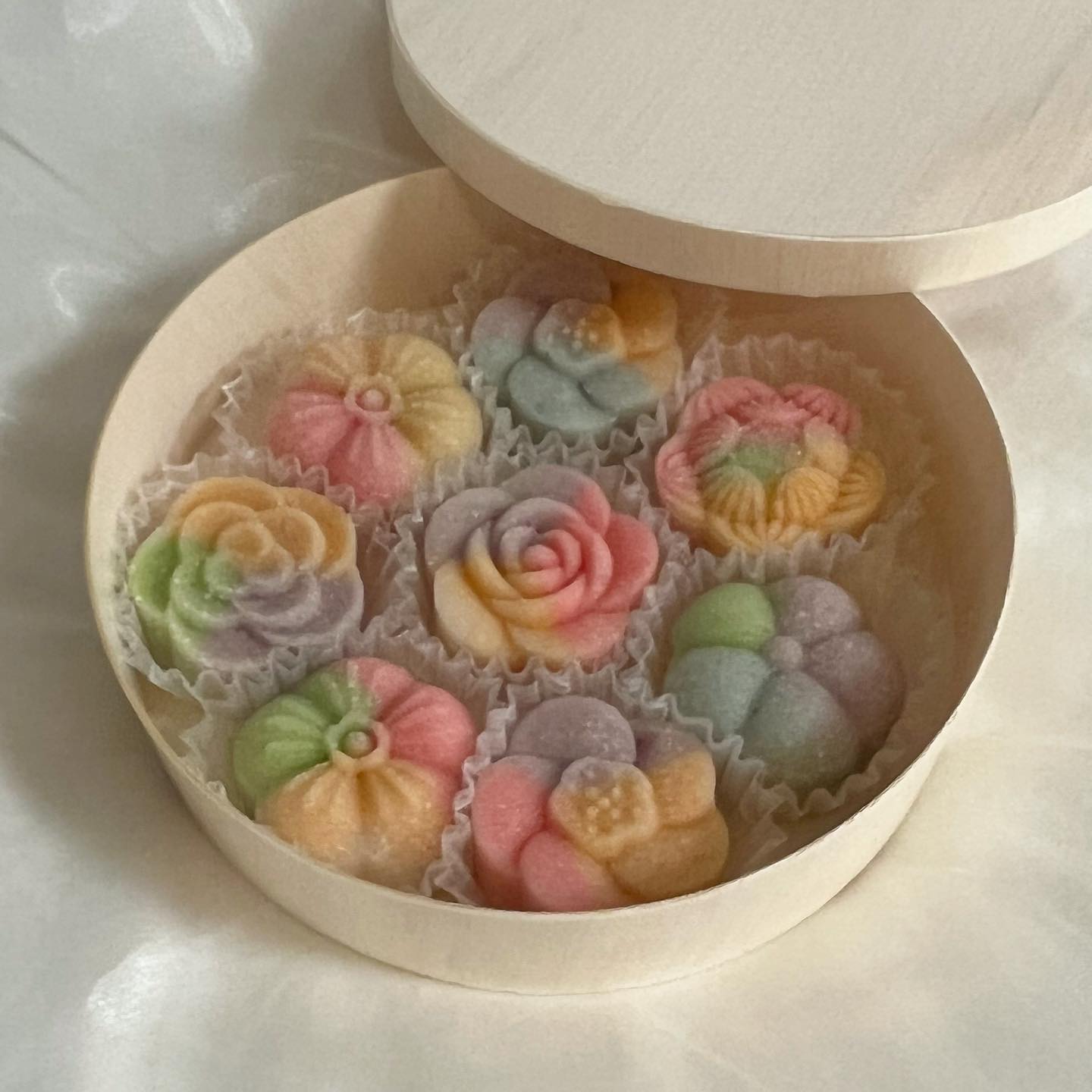 .
이렇게 예쁜 월병은 처음🥮🧡
먹기가 정말 아까웠다구..!!
잘 먹었습니다🐰💗
sam.cake_ 🫰🏻
ステキなお菓子をいただきました🧡
可愛くて食べるのが勿体ない😏
.
.
#선물세트 #설날선물 #월병 #샘케이크 #명절선물