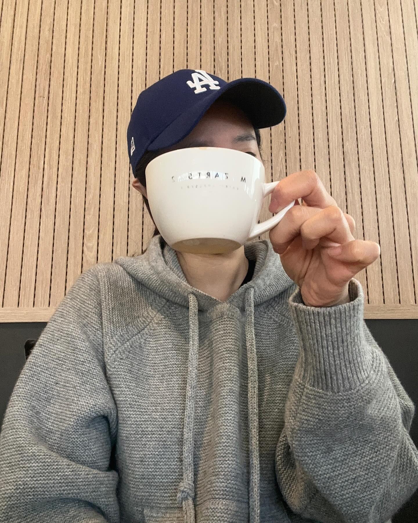 컵으로 대충 가려보는 썩..은얼굴...🙄 고척 LA다저스 경기보고 생각나서 신행때 샀던 LA다저스 모자 한번 꺼내봤다🧢 벌써 7년전이라니