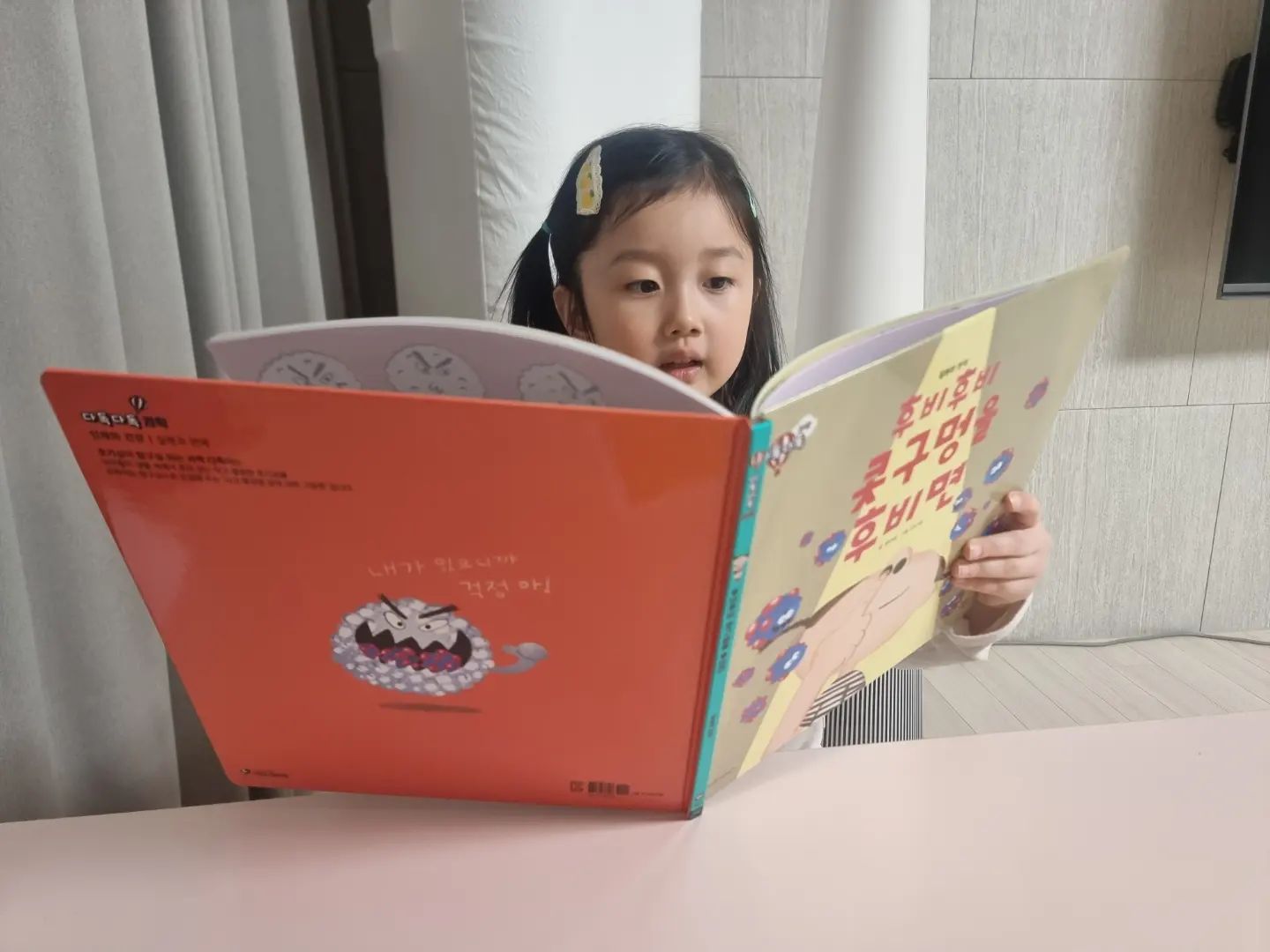 #협찬 유아 과학 전집, '다독다독 과학'에서 특히 질병과 면역을 주제로 다룬 '후비후비 콧구멍을 후비면'.
코를 자주 후벼서 코피를 달고 사는 프로비염러 딸아이에게 책 제목을 보자마자 꼭 읽어주고 싶었다 ㅎ
물론 더러운 손으로 코를 파면 안된다는 사실을 아이도 알고는 있지만, 답답한 마음에 습관적으로 손이 가는 것을 막기는 어렵더라ㅠㅠ 아이에게 왜 코를 후비면 안되는지 과학적으로 알려주고 싶어서 꺼낸 책!

이 책은 병균이 우리 몸에 어떻게 들어오고, 우리 몸이 어떻게 병균을 물리치는지, 그리고 우리가 어떻게 병균으로부터 건강을 지킬 수 있는지를 이야기해준다. 병균의 입장에서 시작해서, 우리 몸의 입, 코, 눈 등으로 들어가는 과정을 재미있게 풀어주기 때문에 아이가 무척이나 흥미로워 하며 읽었다.

책에서는 놀이터에서 손을 씻지 않고 과자를 먹거나 콧구멍을 후비면 어떻게 되는지를 통해, 아이들이 일상에서 쉽게 접할 수 있는 상황을 예로 들어 병균의 위험성을 설명해주고, 병균이 몸 안으로 들어왔을 때, 우리 몸의 백혈구가 어떻게 반응하는지, 어떤 과정을 거쳐 병균을 물리치는지에 대한 내용까지 다룬다.

단순히 병균과 면역에 대한 지식 전달에 그치지 않고, 아이들이 스스로 위생 관리의 중요성을 인식하고, 건강을 지키기 위한 실천을 할 수 있도록 해주는 책이라는 점에서 만족도가 높은책🧐

#신간전 #다산어린이 #유아과학전집 #유아전집추천 #과학전집 #호기심해결 #과학전집추천 #다독다독과학 #유아책놀이 #유아과학 #호기심과학 #입체과학 #책육아
