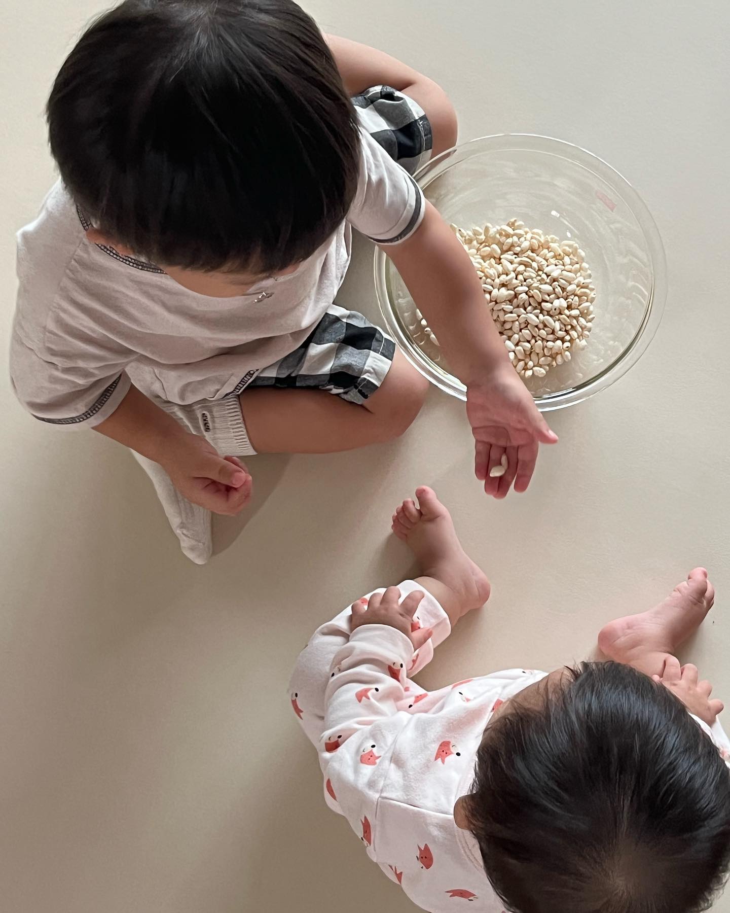 _
먹을때 가장 친절한 오빠🫶
먹을따 가장 조용한 남매🫶
긍정적으로는 목청이 좋다
현실은 꽤나 소리를 지르는 너희 둘
엄마 귀 안 아픈 날이 없구나 하하,,