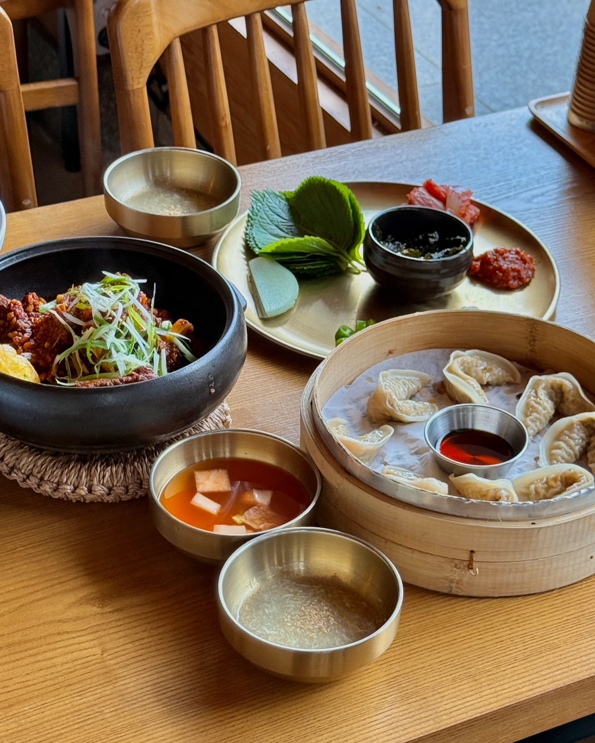 📍#거송갈비찜황남점
[경북 경주시 포석로 1068번길 20-2]

-돼지갈비찜
-갈비만두

경주 황리단길에서 가장 예쁜 한옥 갈비찜 맛집 거송갈비찜에 다녀왔어요!
테이블링 필수인 이곳은 350년 전통의 대구 약령시 한약재로 맛을 낸다고 해요
한옥의 멋을 현대적으로 재해석한 인테리어가 정말 예쁘고 포토존도 많아서 인생샷 건질 수 있어요
돼지갈비찜은 간장맛부터 아주매운맛까지 5단계로 매운맛 조절이 가능한데, 매운맛은 불닭보다 더 맵다고 하니 주의하세요!
갈비찜은 뚝배기에 정갈하게 플레이팅되어 나오는데 기본으로 납작만두 2개가 함께 나와요
갈비는 너무 부드러워서 뼈가 쉽게 분리되고, 마늘의 깊은 맛이 특별한 매운맛을 만들어내요
밑반찬도 놋그릇에 정갈하게 나오고 계란죽도 부드럽고 맛있어요

#경주맛집 #황리단길맛집 #경주여행 #거송갈비찜 #갈비찜맛집 #한옥카페 #경주카페 #황리단길 #경주가볼만한곳 #맛스타그램 #먹스타그램 #경주데이트코스