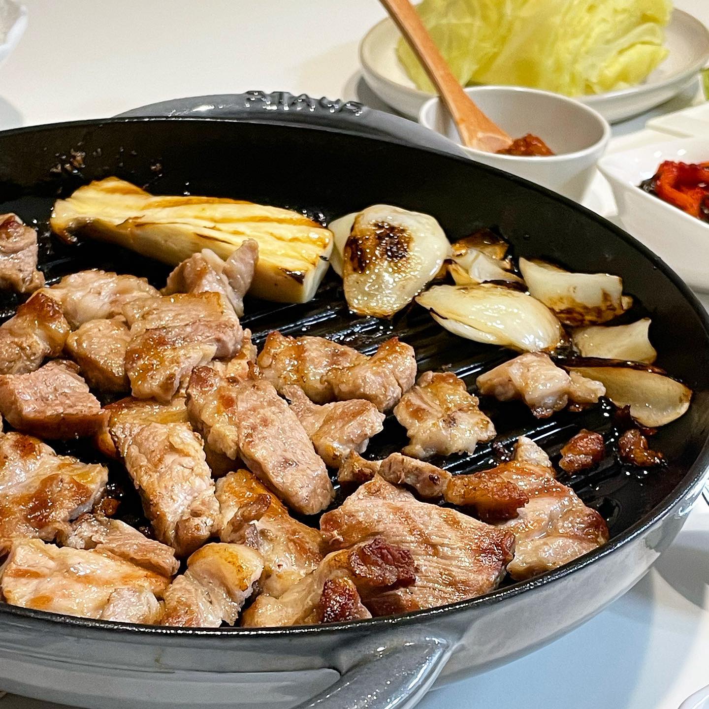 덕구네 저녁 🐥 주말 밥상은 #목살 과 #참치강된장 입니다 😎 토요일까지 출근한 남편을 위해 기력 풀충전을 위한 밥상으로 뚝딱뚝딱 준비했어요 💛고기도 한 판 더 굽고! 양배추도 쪄서 덕구랑 나눠 먹었어요 😉👍 그런데 #스타우브 #더블핸들 원래 잘 달라 붙나요...? 🥺 기름 발랐는데도 붙어요 😮‍💨😭 어떻게 구어야 할지 연구가 더 필요할 것 같아요 🧐