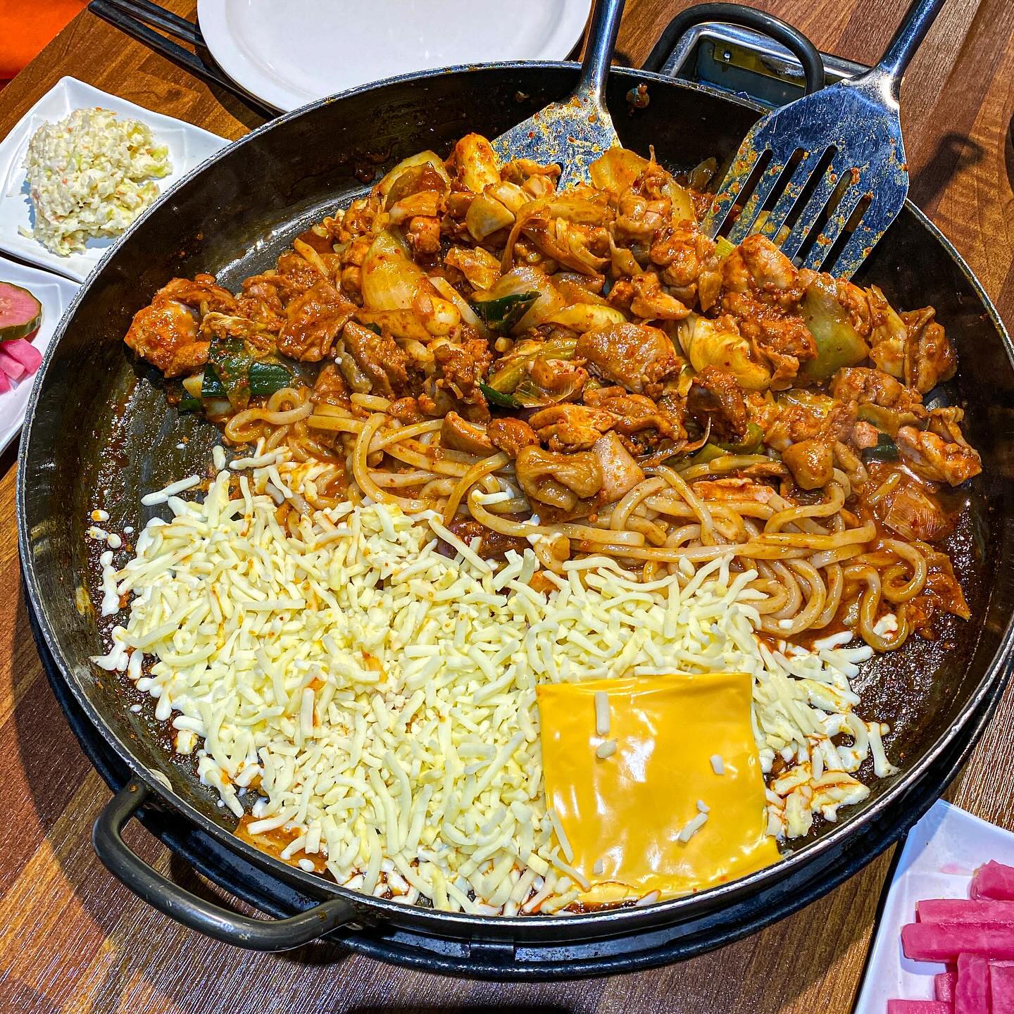 새하얀 눈 같은 치즈닭갈비 먹고가세요💕

닭갈비 좋아하는데 일도씨 닭갈비는 안 가봤다?
그럼 당장 달려가세요~🏃‍♀️🏃‍♂️

매운맛 조절도 가능하고 시원한 생맥주까지 있는
고~~급진 닭갈비를 맛보실 수 있습니다🐔

외국인 친구들에게 소개해주기도 좋은 
치-치-치즈닭갈비는 3가지 맛의 치즈가 들어가 있어 
Cheese Lover 미쳐욤🧀😍

1,2층 복층으로 되어있는 광화문 일도씨닭갈비
단체회식이나 연말모임은 여기로 GO‼️

📍  광화문 파이낸스 지하1층 식당가
🚉  광화문역 5번출구 170m
⏰  10:00 - 21:00

ildossifamily 

#광화문연말모임 #광화문파이낸셜맛집 #광화문맛집 
#닭갈비맛집 #광화문회식 #kwanghwamun