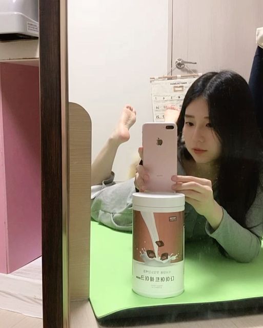 옷스타그램+일상 on Instagram: "#광고 개강하기 전에 다이어트를 위해서 홈트랑 쉐이크로 다이어트 해볼라고요..🥹⠀ 전 초코맛으로 먹어봤는데 미숫가루+제티 맛이 났어요!!⠀ 진하게 먹고