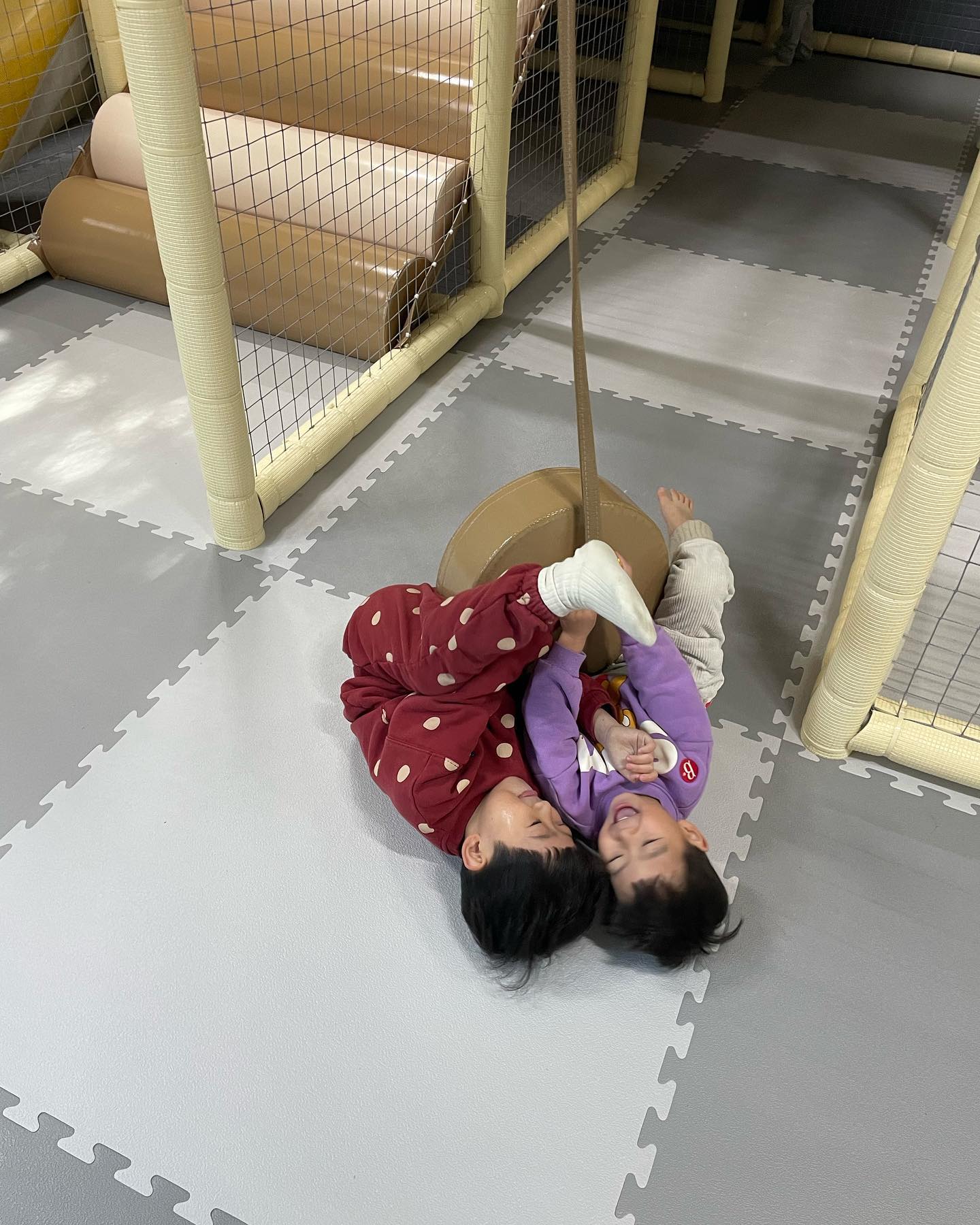 집에서 눈만 뜨면 싸우지만 나오면 
누구보다 우애깊은 형제
사고칠땐 죽이 척척 맞지요🤣🤣🤣
.
.
.

#도둑골캠핑장#형제샷#하동여행#아이랑가볼만한곳#캠핑장추천#하동가볼만한곳