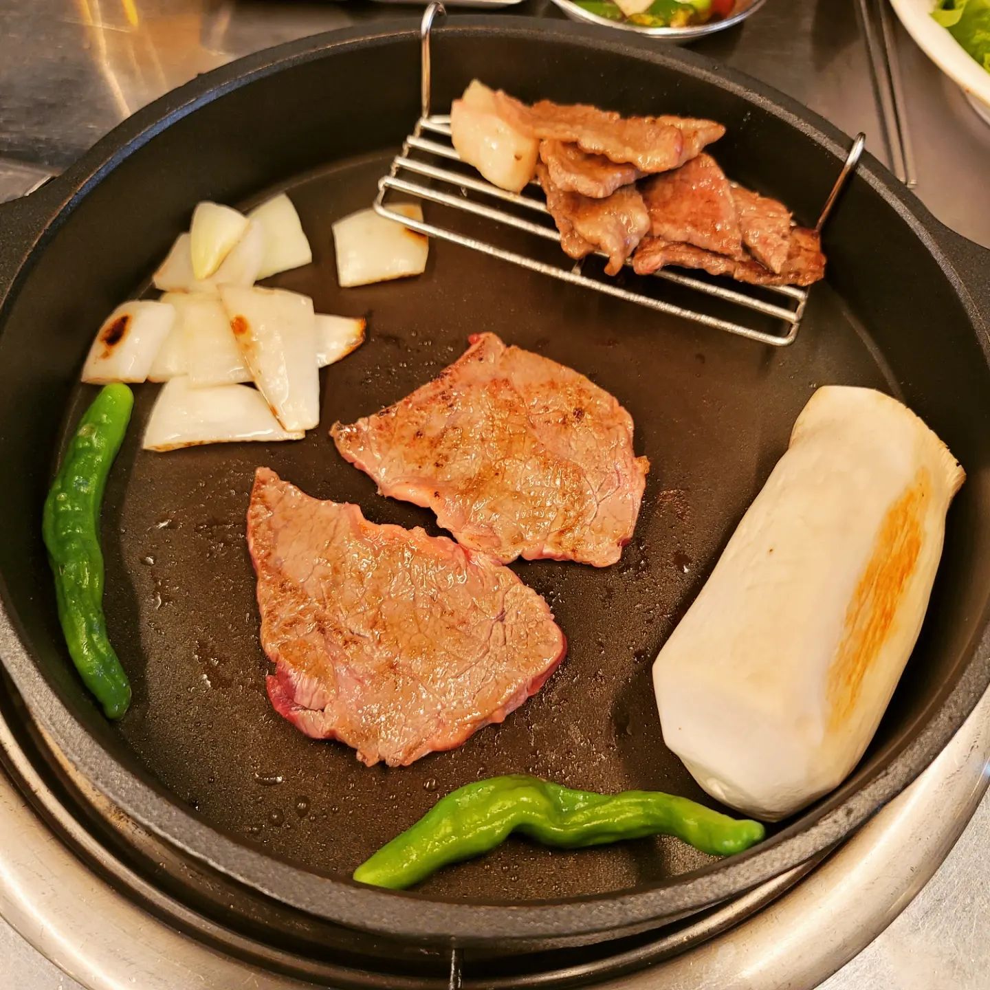 #문래맛집 #값진식육 #오잇_문래
오랜만에 배터지게 맛있는 소고기를 흡입했습니다! 한우 모듬(150g)를 29,000원에 먹을수있는 최고의 맛집이였습니다! 또 방문하고 싶은 곳이에요~~ 너무 맛있게 먹고 왔어요~

한우를 이 가격에 먹을수 있는것도 대박인데 음식도 다 맛있더라고요! 밑반찬부터 된장찌개까지 다 맛있습니다. 소고기는 역시 입에서 살살 녹더라고요! 거기에 차돌박이까지 말해 뭐합니까~~ 육회도 신선하니 소고기 특유의 비린맛도 맛있더라고요! 된장찌개에는 라면사리를 주시는데 어울립니다. 마지막에 느끼함을 된장찌개가 잡아줍니다. 소고기 먹고 싶으시면 값진식육 추천합니다~~

우리나라가 월드컵 16강 가즈아^^

네이버 검색창에 @오잇 검색하셔서 보시거나 혹은 프로필 링크를 클릭해주세요!
.
.
.
#음식스타그램 #먹스타그램 #먹스타맞팔 #먹스타맞팔환영 #한우 #한우맛집 #문래 #문래동맛집 #소고기맛집 #jmt #존맛 #존맛탱 #맛집 #맛스타그램 #소통환영 #소통 #선팔하면맞팔 #음식추천 #추천음식 #추천메뉴 #메뉴추천 #맛있다그램 #소고기 #저녁 #저녁맛집 #푸드스타그램 #내돈내산