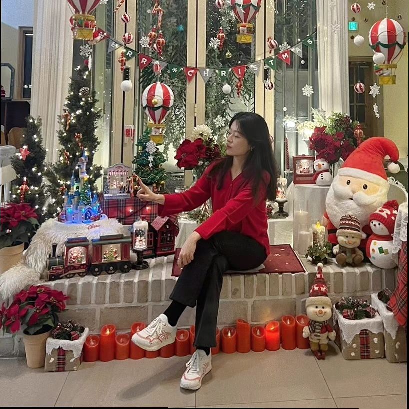 #602데일리룩 미리멜크🎄🎅🏻
더 추워지기 전에 빨간가디건에
라이더자켓 샥샥 입어주기 
낼부턴 강추위래요 다시!! ❄😂
.
.
.
#602dailylook #데일리룩 #옷스타그램 #dailylook #ootd #출근룩 #아식스 #아식스키르시 #라이더자켓코디 #부츠컷코디 #부츠컷청바지