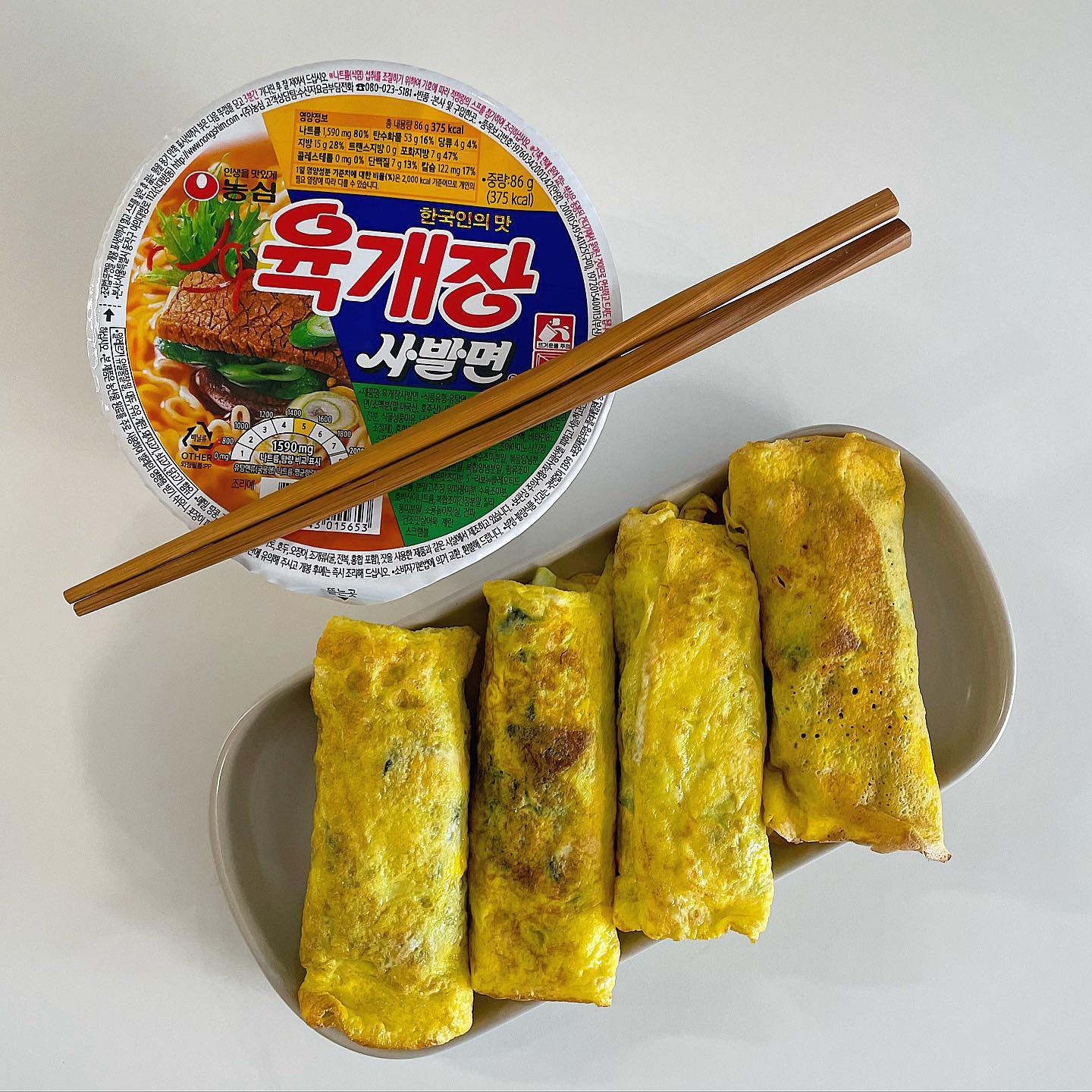 맛있는 꼬마김밥 마약김밥으로 변신 🫶🏻
여러가지 재료를 넣어 맛있게 만든 꼬마김밥!
이렇게 먹는 순간 마약김밥!!

📌 이렇게 드셔보세요 🤗
그냥 먹어도 너무너무 맛있지만,
후라이팬에 얇은 지단 살짝 만들어 70프로 익었을 때 꼬마김밥을 올려준 후 돌돌 말아서 한번 더 구워주면 얼마나 맛있게요? 
살짝 납작하게 구우면 속까지 뜨뜨~하게 냠냠 먹을 수 있어 진짜 맛있답니다.

신랑이랑 자주 해먹었던 건데, 임신하고 라면을 안먹어서 아주아주 오랜만에 먹어봤네요🫶🏻 역시 너무 맛있오😘
환상의 조합 컵라면과 함께 먹는 꼬마김밥! 간단하지만 특별한 요리로 이만한 메뉴 없는 것 같아요. 저장해 두셨다가 꼭 한 번 드셔보시길 추천 드릴게요😋

#j레시피_마약김밥
#꼬마김밥 #라면 #간식 #밥상 #오늘뭐먹지 #집밥메뉴 #야식 #신랑밥상 #간단레시피