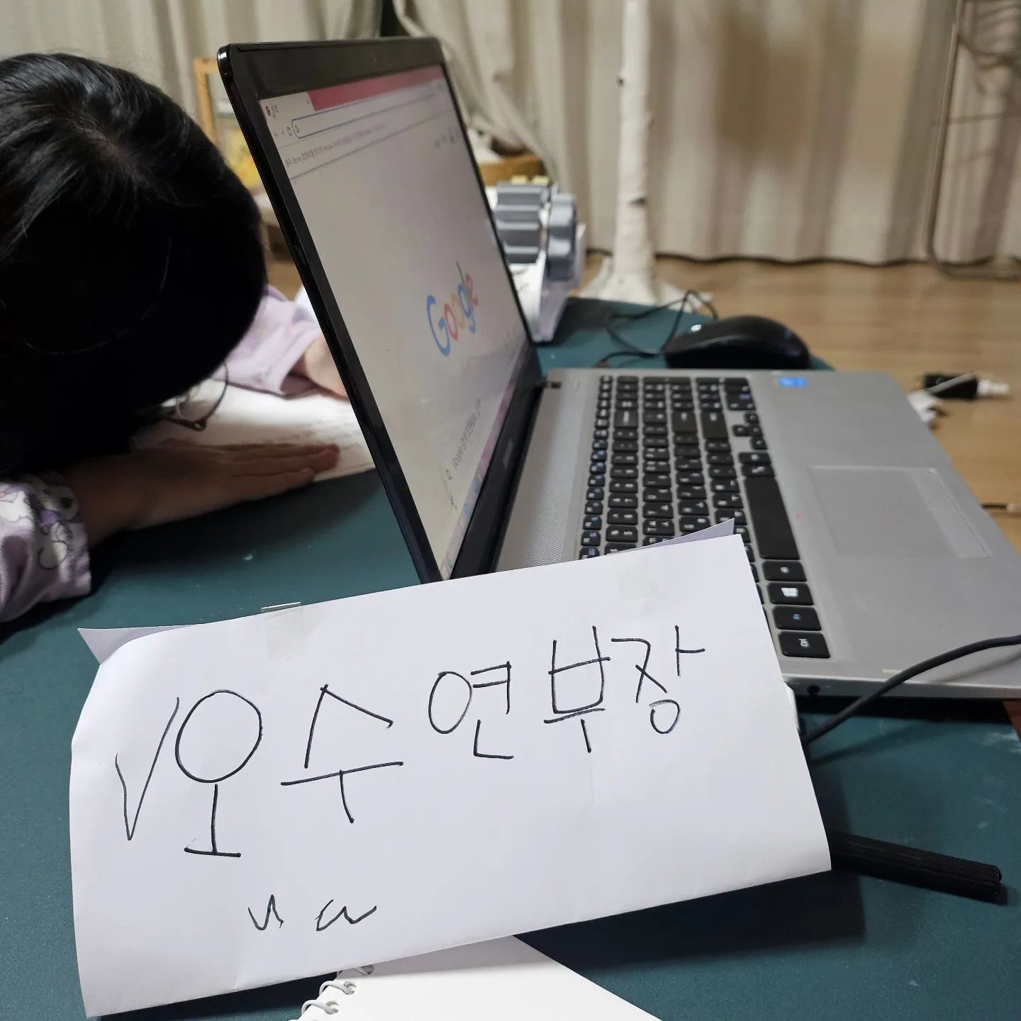 집에오면 오수연부장님한테
저녁반찬 결재를 받아야하고

오가네편의점 수지사장님한테가서
간식을 사서 수정이와 친구놀이를 해야하는
이 얼마나 힘든 엄마의 하루

현타가 씨게 오지만
그래도 한다하면 
또 열정적으로 리얼하게 해줘야지

카드도 진짜카드로 내야하고
친구도 리얼하게 친구놀이해야하고
회사놀이도 노트북탁탁쳐가며
굽신대는 역할을 해줘야한다
ㅋㅋㅋㅋㅋㅋ하 ㅋㅋㄱㅋ

이제그만 하고싶다 #역할놀이
선생님놀이 엄마아빠놀이 벗어나니
카페놀이 회사놀이가 있네 ㅋㅋㅋ

#엄마의하루 #드역할극놀이 #선생님놀이하기
#이제그만