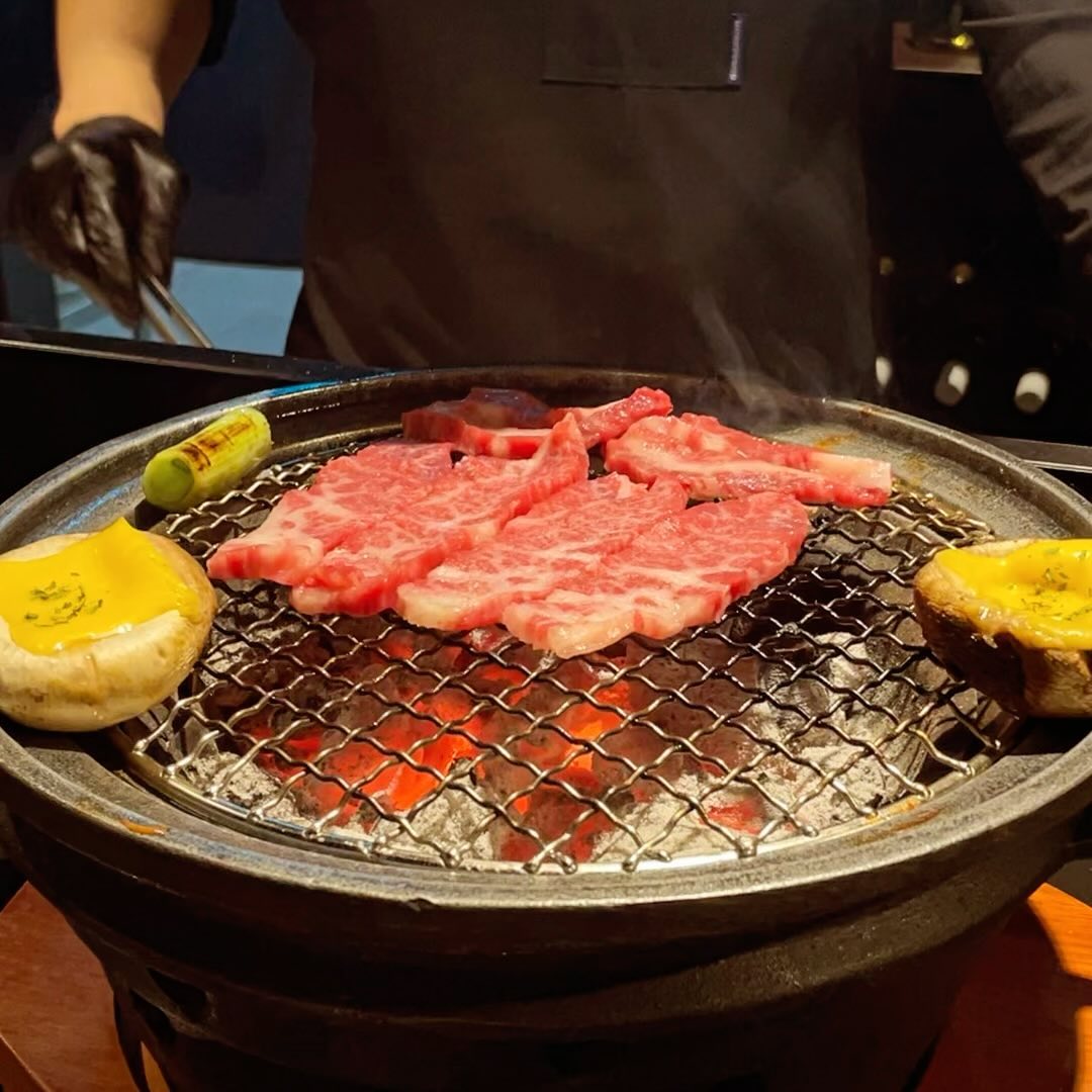 의정부역쪽에 한우 오마카세가 있다구 해서 다녀왔습니다! 정재한우다이닝이라는 곳이였는데, 들어가기도 전부터 매장 분위기가 너무 예쁘고 깔끔해서 인상 깊었어요! 1++한우 오마카세가 1인당 79000원으로 합리적인 가격이였어요! 코스 구성도 마음에 들었고 무엇보다 한우가 입에서 녹는게 너무 맛도리였어요ㅠㅠ♥️

사장님께서 기념일이시냐고 물어보시더니 한우육회꽃을 주셨는데 태어나서 처음 받아본 꽃이였어요…✨ 진짜 존맛탱이였습니다,,,🫶 다음주부터 코스가 겨울 메뉴로 바뀐다구 하니까 다들 의정부에서 한우 오마카세 드실 분들은 정재 한우 다이닝 꼭 한번씩 방문해보세요! 

.

.

.

.

.

#정재한우다이닝#의정부오마카세#의정부소고기#의정부가성비맛집#의정부데이트#의정부기념일#의정부기념일맛집#의정부데이트#의정부데이트맛집#의정부한우맛집#의정부오마카세맛집