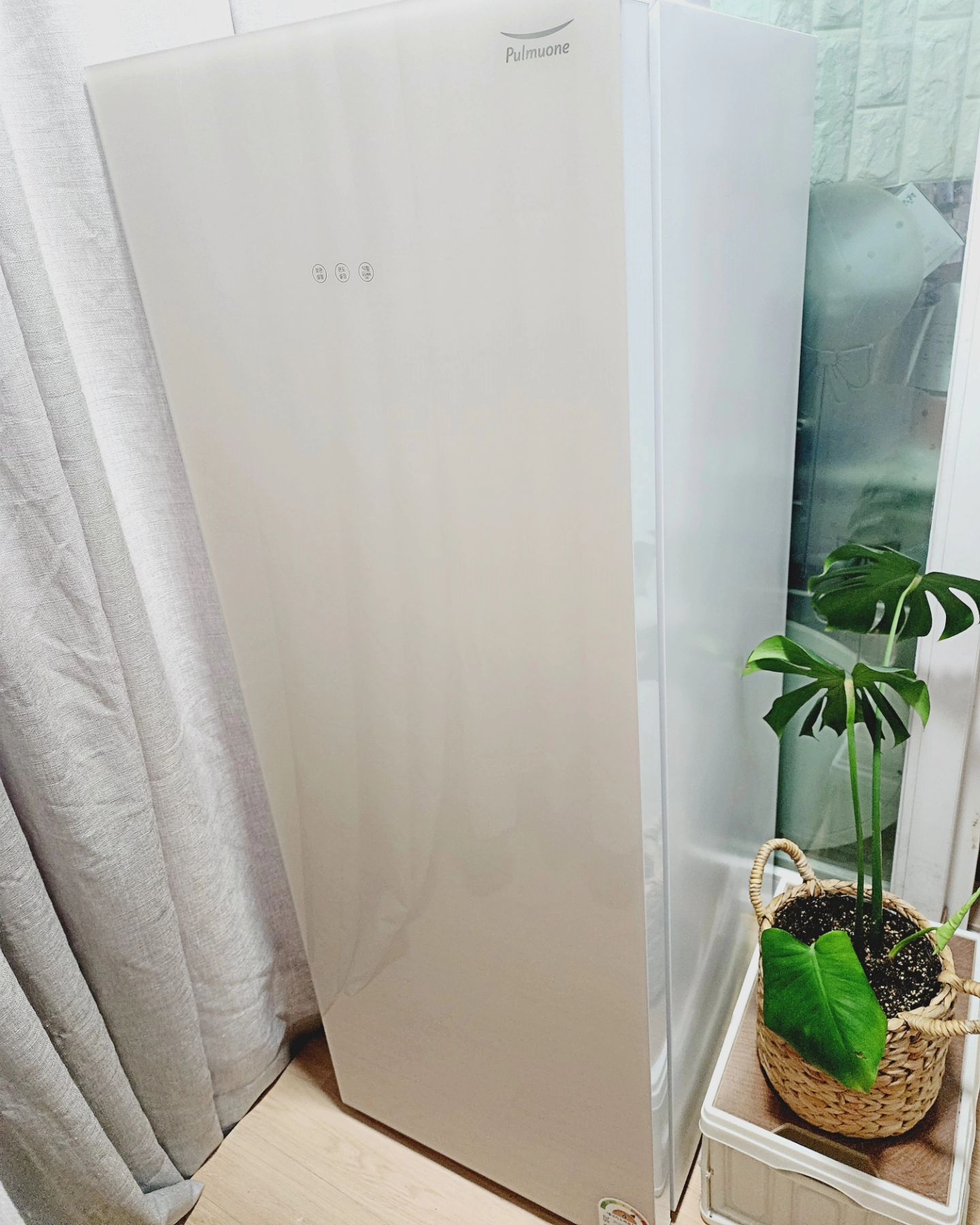 #광고 #풀무원건강생활

몇 년동안 김치냉장고 없이
시댁과 친정에서 김치를 가져와 빨리 먹곤했는데
심플한 디자인에 가격 기능, 성능, 디자인까지
만족하는 제품을 찾으시는 분들이라면 
풀무원 김치냉장고 148L는 공간을 절약할 수 있는
컴팩트한 디자인을 가지고 있어요.

김치냉장고라는 느낌이 전혀 없고
주방의 작은 공간에도 잘 어울리면서
심플하면서도 세컨 냉장고로 사용이 가능해서
기존의 큰 냉장고와 함께 두어도
공간을 효율적으로 활용할 수 있어요

-22도까지 설정 가능한 냉동 모드부터 냉장 모드,
고기나 술을 최적으로
보관할 수 있는 풀무원 고메 모드 등
다용도로 사용할 수 있다는 게 큰 장점이에요

또, 일반적인 냉장고와 달리
김치 보관을 위한 최적의 온도 변화 기술력과
온도 편차를 최소화한 정온 기술을 가지고 있어요.

소형김치냉장고 풀무원 김치냉장고는
다양한 식재료에 맞춰
최적의 온도를 설정할 수 있어요. 

특히, 김치 보관 모드에서는
김치의 발효 과정을 최적화하여
신선함을 오래 유지할 수 있어요.

김치를 보관할 때 숙성 모드도 두 가지로 나뉘어 있어
원하는 숙성 정도에 맞춰
조절할 수 있는 점이 큰 장점이에요.
​
자연숙성모드는 자연에서 익히는 전통방식으로
최적의 온도에서 5일동안 숙성을 시킨 후
김치 보관 모드로 자동 변경되는 모드예요
갓 담근 김치를 자연숙성하면 좋을 것 같고요
​고메숙성모드는
빠르게 익힌 김치를 먹고 싶을 때
사용하는 모드로 하룻동안 숙성을 시키고
김치 보관모드로 자동 변경되는 모드예요
열무김치, 총각김치에 알맞을 것 같아요

소형김치냉장고이지만
내부 공간은 효율적으로 설계되어 있어
김치뿐만 아니라
다양한 식품을 보관할 수 있어 매일 사용하면서 만족하고 있어요

#풀무원김치냉장고148L
#풀무원김치냉장고
#풀무원요리가전  #풀무원가전
#미니김치냉장고 #소형김치냉장고
#김치냉장고 #미니냉장고 #냉동고​

​

​