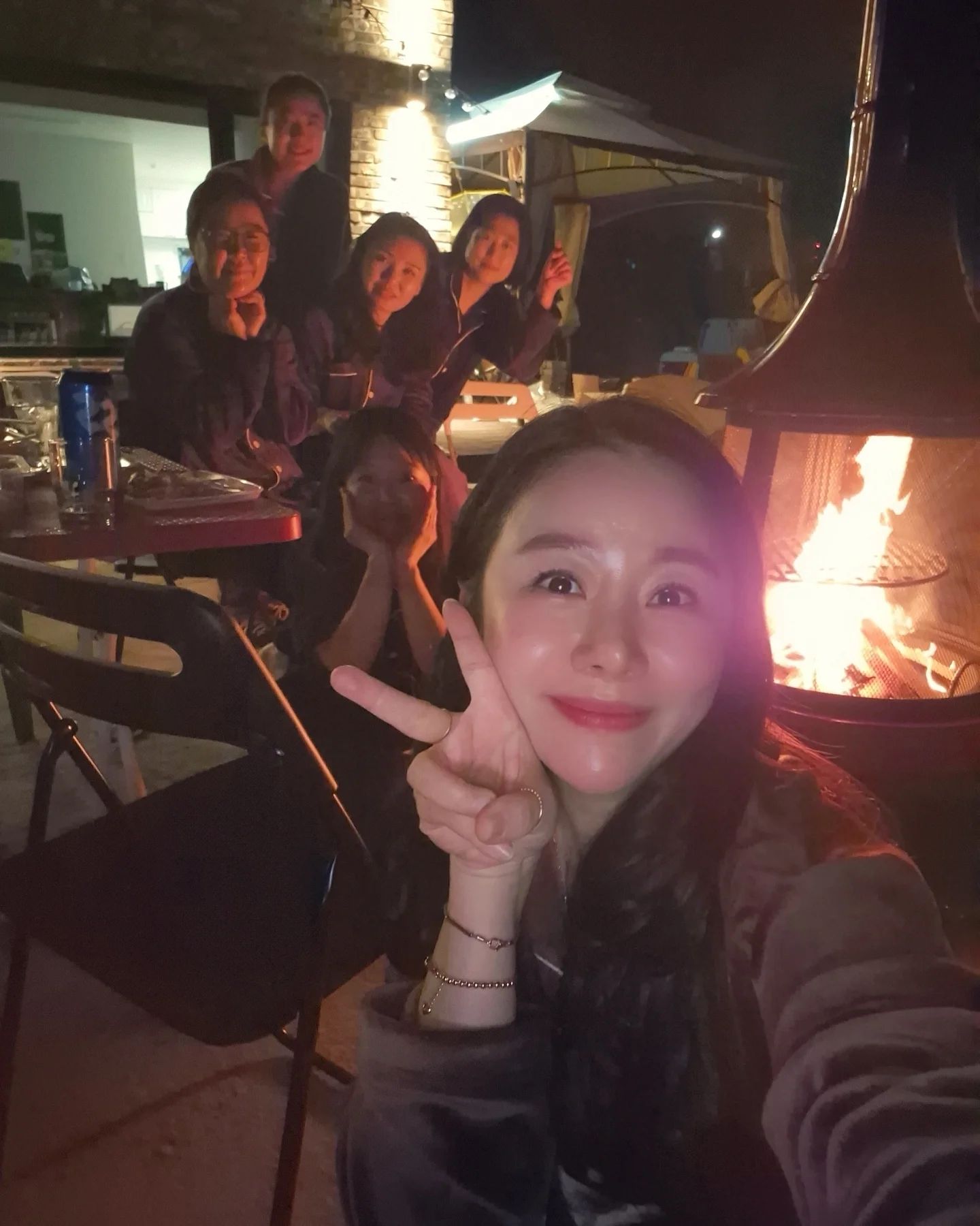 펜션에 놀러온듯🤭

양평 전원주택으로 이사온 친구 덕분에,
집에서 불멍도 즐기고,
밤새 파티🍻 🥳

다음 모임 잡는데만
달력보며, 
1시간이 넘게 걸렸지만🤪

어떠한 이유도,
모든게 용서되는 친구들🤭💕

내칭구들, 
스릉한다❤️

#30년지기친구 #양평친구 #집들이
#전원주택 #화롯대 #홈불멍 #우리우정뽀레버 
#파자마파티 #커플파자마 #친구들과함께