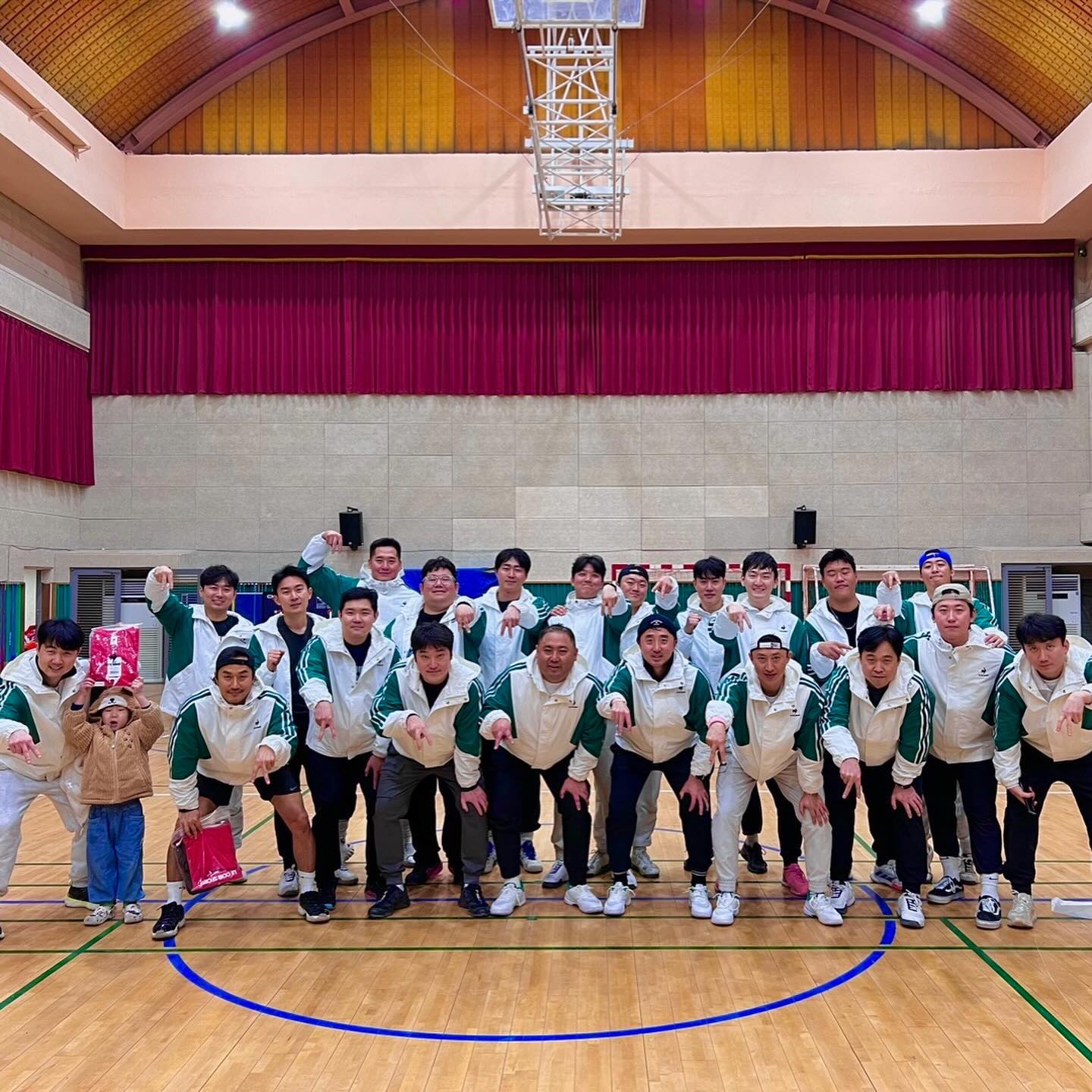 🎾어벤져스 체육대회🎾

#족구 #탁구 #배드민턴 #피구 #농구 #계주 #너무알차고즐거웠던시간☝️ #팀초이가우승해서그럴수도 #체육대회기획및진행하신 #운영진분들감사합니다 #다음에도팀초이 #으디최씨입니꺼 #운동하는남자 #운동하는여자 #테니스치는남자 #테니스치는여자 #윌슨 #르꼬끄스포르티브 #르꼬끄 #어벤져스 #최기현지 #이천쌀주먹 #tennisplayer #tennis #lecoqsportif #lecoq #lecoqtennis #wilson #wilsontennis #avengers