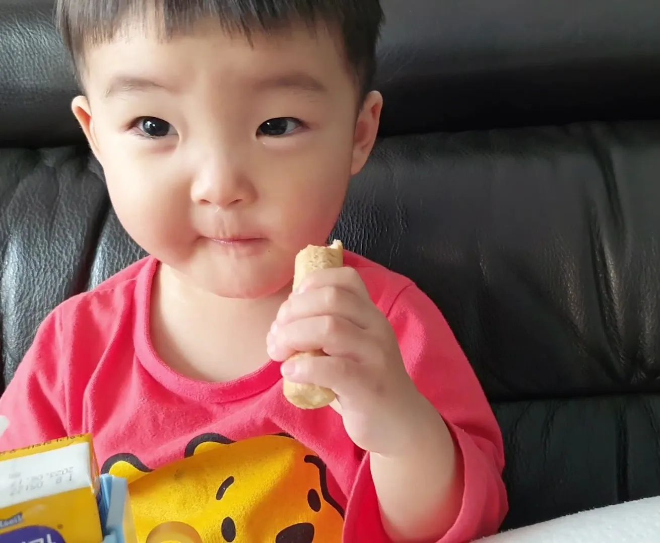 #협찬 #곡물그대로21

아이와 함께 먹는 간식 곡물그대로21
크리스피롤은 곡물로 만든 건강한 스낵ෆ˙ᵕ˙ෆ

찰보리, 현미, 귀리 등의 곡물을 사용하여
만들어져서, 곡물의 건강성을 최대한
유지하면서 맛도 좋은 제품인데요👍🏻

곡물의 풍미와 함께 고소함 때문에
아이 입맛에도 잘 맞아 맛있게먹고⠀
건강한 간식이라 더 마음에 들었고

건강한 식습관을 유지하면서도 맛있게
먹을 수 있는 건강한 과자라 하루에
한두개씩 즐겁게 먹일 수 있어서 좋아요ღ

특히나 이번에 새로 나온 그레인로쉐
이건 꽁꽁 숨겨서 신랑이랑 몰래 먹는데
초콜릿 본연의맛과 딸기크림의 조합이
진짜 끝내줘요👍🏻

초콜릿말고 앞으로 당떨어질때는
그레인로쉐로 육아를 함께 하는걸로ෆ˙ᵕ˙ෆ

다양한 맛이 골고루 나와있어서 하나씩
골라먹는 재미가 쏠쏠❤