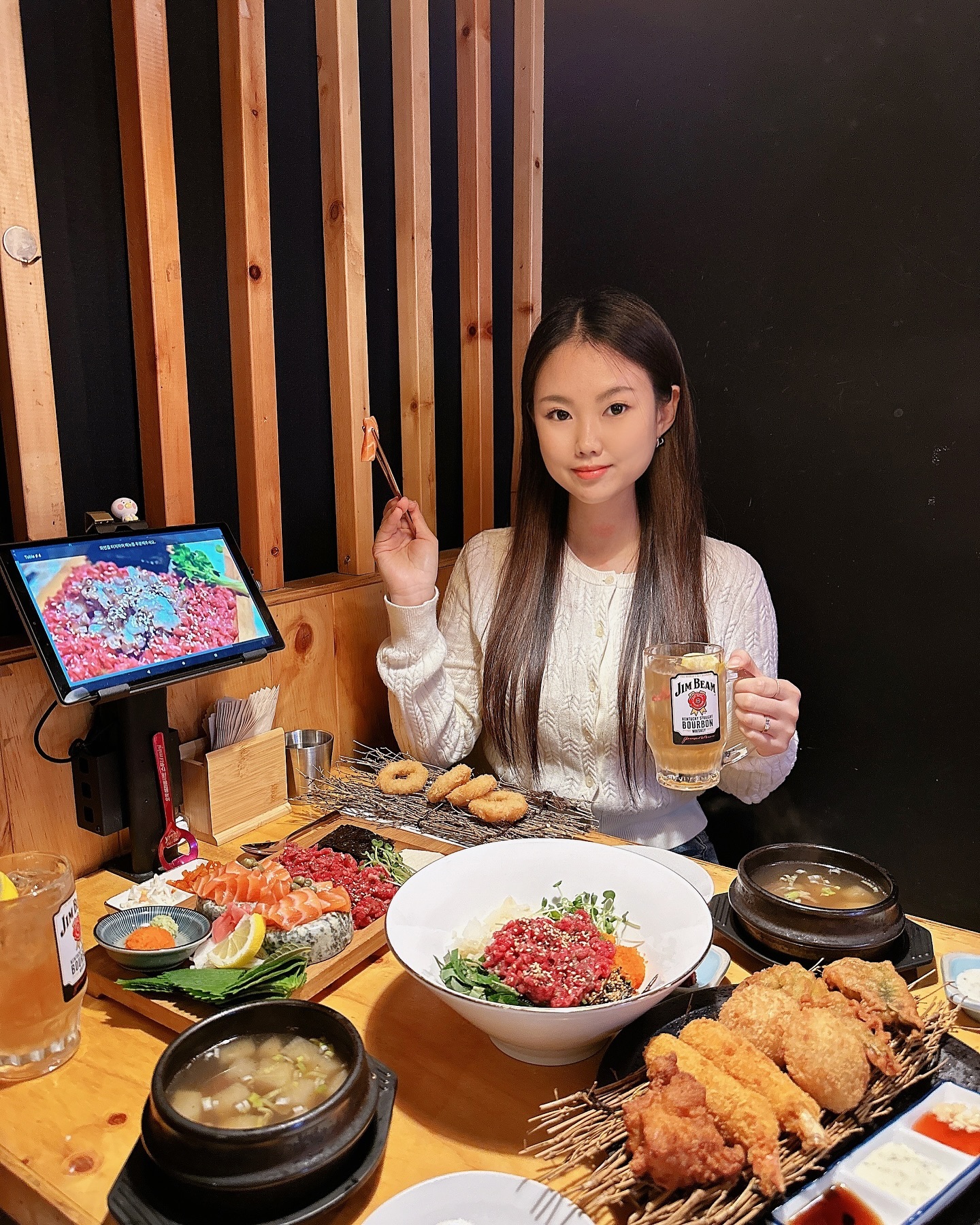#광고
주말에 오랜만에 친구와 신논현에서 모임을 가졌는데요! 신논현역 부근에 위치한 육회맛집 언구비육회 다녀왔습니다! 

생연어 한우암소 육회, 육회 비빔밥, 모둠 튀김, 짐빌하이볼 주문하여 친구와 즐거운 시간 가졌는데요! 술 못마시는 저를 위해 진로토닉홍차를 사용한 무알콜 얼그레이 하이볼을 만들어주셨어요! 사장님 센스 넘좋음..!

육회도 연어도 상태 너무 좋고요 튀김 퀄리티도 좋아서 감탄하며 먹었네요! 기본으로 나오는 한우생고기무국도 시원하고 칼칼해서 쑥쑥 넘어가는데요 가격대도 좋고 매장 분위기도 좋아서 앞으로 신논현 친구들 모임장소로 고정입니다!

ungubi_yukhoe
#육회맛집 #신논현맛집 #언구비육회 #강남육회 #감성포차 #서울시 #소상공인 #판로개척