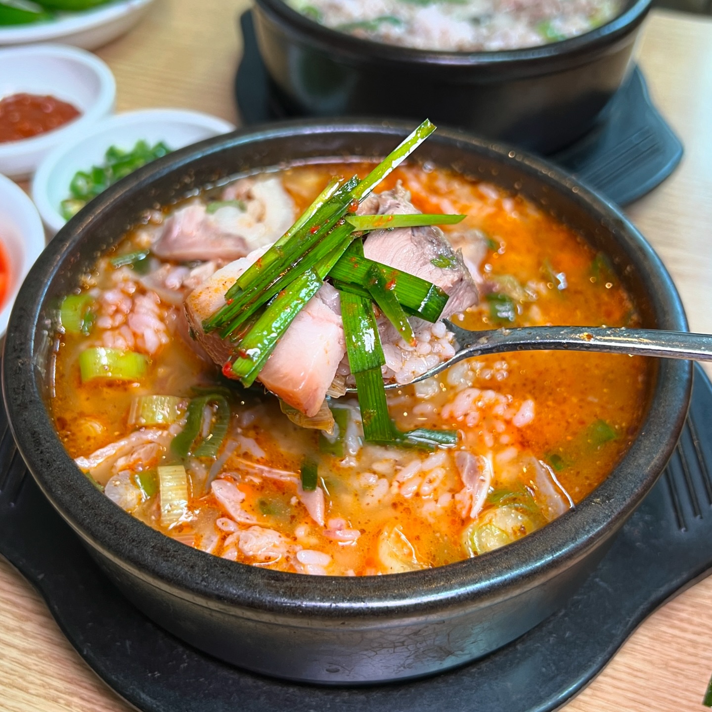 순대국이 너무 맛있어서 울어본 적 있니?👌감동의 맛👍엉순이순대국 본점❣️

🩷인생순대국밥!!!인데 요기 한방으로 삶은 머리고기가 진짜 왕추추추추추추천❤️인생메뉴 추가용💕

🧡국물도 뽀얀거랑 빨간거 둘다시켜서 이맛저맛 다먹기😻넘나리 뜨끈뜨끈한 맑은 국물에  쐬주한잔!?! 깊은곳까지 뜨겁게달아오르고🧨

💛뺘해장국이랑 다 실한거 실화🤓오동통한 순대랑 고기로 단백질 보충하고, 엉엉💦💦감동적이얌!!!

💚새로나온 뼈구이는 진짜 양념에  부들부들 살발라서 주먹밥이랑 또 다시 시작했다지🤟

서울대입구랑 광명에 있어 달려가야한다지!!!!🩷

💛엉순이순대국 본점
🩷서울 관악구 관악로24길 68 지하1층(봉천동)
🧡매일 10:00-22:00

#인생순대국#3대순대국#엉순이순대국#봉천동순대국#서울대입구순대국#뼈구이맛집