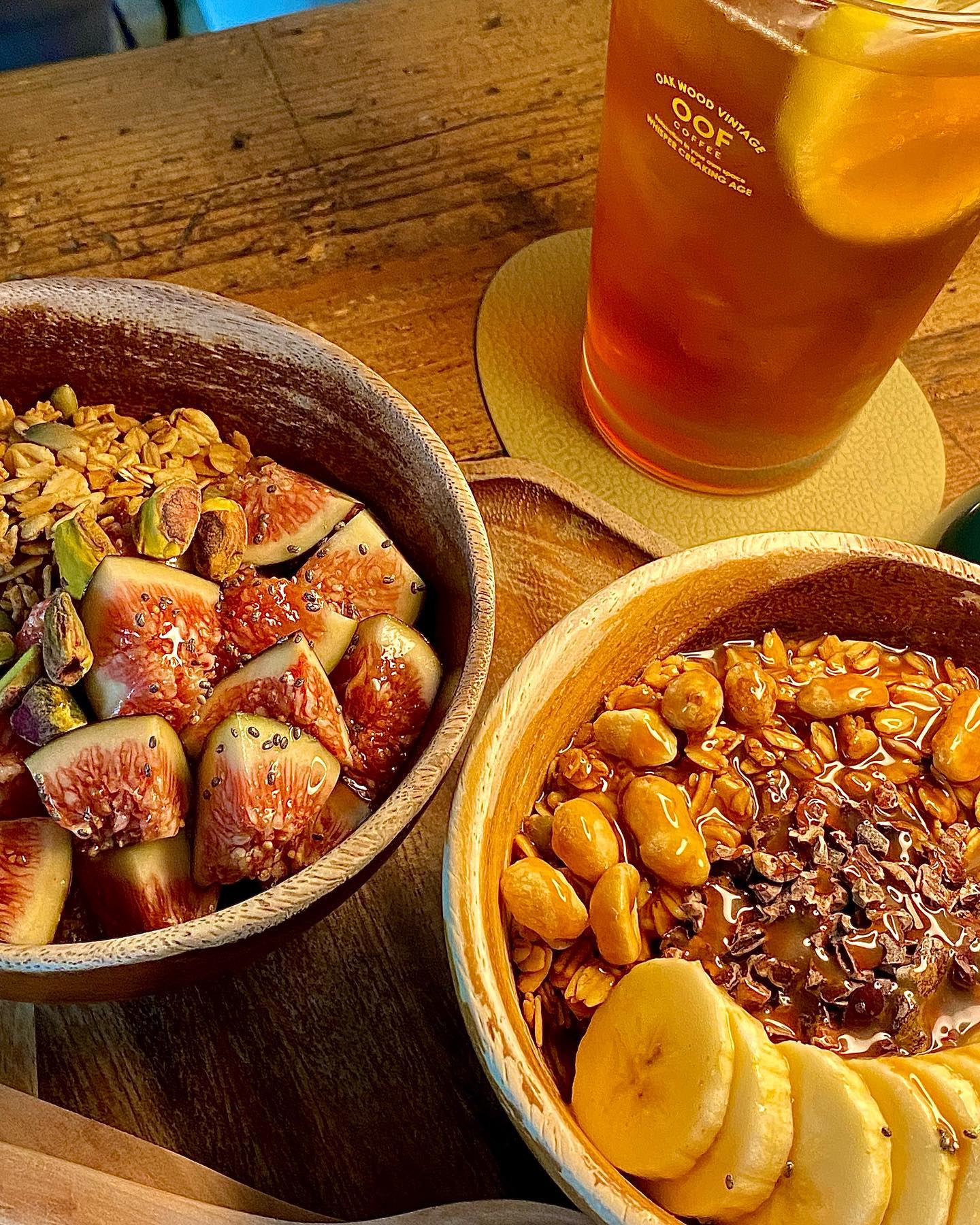 #땡스오트 #안국맛집

그릭요거트를 좋아한다면 모를 수가 없는 근본 그릭요거트 맛집 

#피그타치오 🍯
그릭요거트와 무화과의 조화
겨울 되기 전에 꼭 먹어줘야 하는 무화과
비주얼이 정말 예뻐서 먹기 전부터 기분이 좋아진다

#바나나푸딩 🍌
바나나, 그래놀라, 그릭요거트, 카카오닙스, 캐러멜 
등이 들어가서 전체적으로 달달한 맛
너무 달다! 까지는 아닌데 단 맛 좋아하는 사람들이
먹으면 딱 맛있어할 정도
바나나와 카카오닙스가 정말 잘어울렸다

그릭요거트는 맛도 중요하고 재료의 조화도 중요하지만
어쩌면 제일 중요한 건 비주얼인 것 같기도 하다
먹기 전에 비주얼 덕분에 기분이 너무 좋아져서
어쩌면 평범할 수도 있는 맛을 더 특별한 맛으로 느낄 수 있음💖

그리고 땡스오트 2층은 보통 사람이 
많고 시끄럽고 웨이팅 있기 쉬운데
1층 카페에서 음료 하나만 주문하면 
그릭요거트와 함께 먹을 수 있어서 추천

1층은 조용하고 분위기도 좋아서 담소 나누기에도 좋다

#crazy_안국