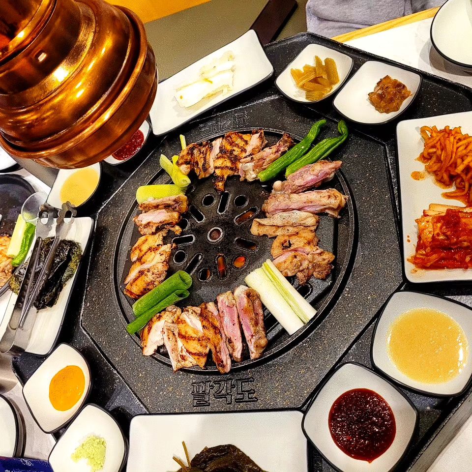 🍴팔각도🍴

팔각도에서 고기를 냠냠😋
닭 특수부위를 초벌 해 불판에서 구워 먹기👍🏻제일 대표인 숯불 닭갈비를 먹고 닭 목을 좋아해서 시켜본 닭 목살 쫄깃쫄깃 너무 맛있고 달달 짭짤한 간장 양념 같은 게  되어 술안주로 딱👍🏻👍🏻👍🏻

#내돈내산 #협찬아님 #광고아님
