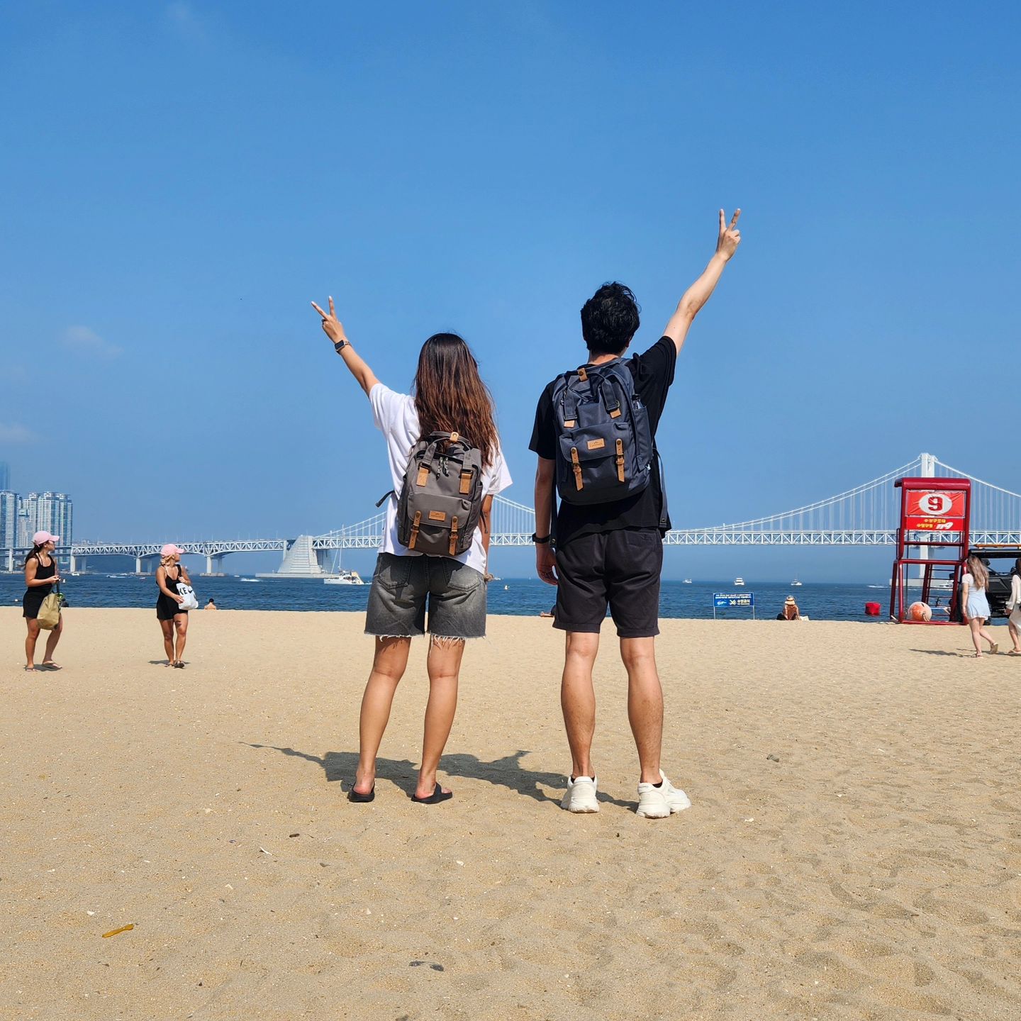 #제품제공 #도넛 #커플백팩 #마카롱백팩

한쪽으로 가방을 메다보니 한쪽어깨도 아프고
커플 백팩도 필요해서 알아보던 중...

눈에 확 띈 이쁜 백팩!!🎒 

18L & 16L 로 각각 크기가 다른
커플 백팩을 받아보게 되어 끄적끄적...🩷

일단 깔끔한 디자인에 제가 좋아하는 넉넉한 수납공간!!
✔️앞쪽 수납 공간
✔️양쪽 수납 공간
✔️안쪽(앞&뒤) 전부 수납 따로 가능
✔️안쪽 양쪽으로 또 수납 가능
✔️18L는 등쪽에도 지퍼가 하나 더 있어요..!

요렇게 엄청난 수납공간이 있고

전 16L 카키
남친은 18L 네이비 색상으로 선택했습니다..🩵

일단 가방을 착용하니 어깨가 넘 편하고
짐이 많아도 무거운지 모르겠더라구용🩷

커플로 들고 다니기도 좋고 따로해도 넘 좋구요♡.♡

글구 18L는 커서 그런지 등쪽부분에 쿠션도 같이 있는 디테일!

여러모로 매력있고 편하고 이쁜!!
백팩이 생겨서 넘 좋아용😍😍

자주 애용할것 같구 광안리갈때 가져갔는데
바다랑도 넘 잘 어울리고 이뻤어용💙