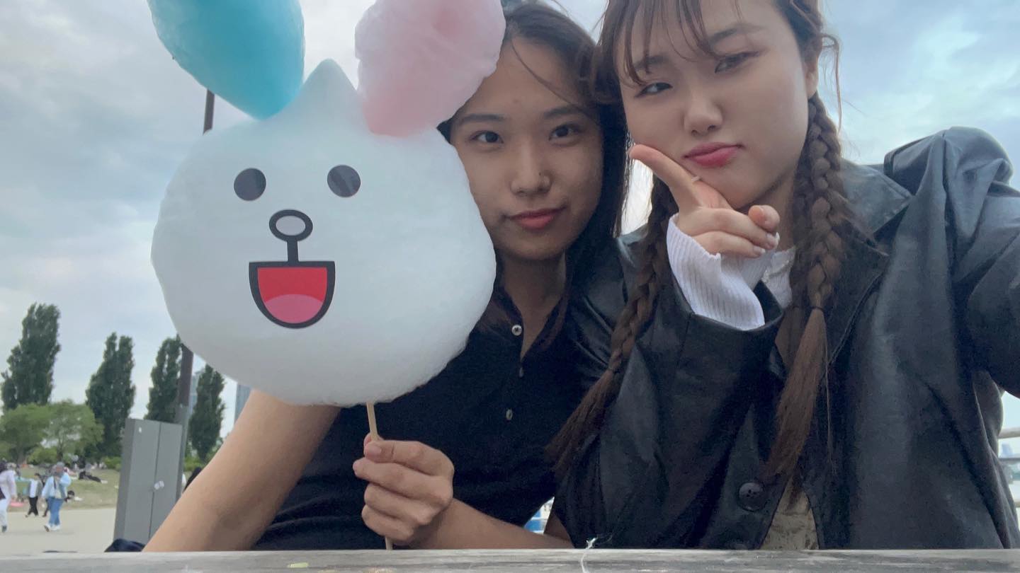 🍭2023.05.13🍭
오늘의 먹방은 솜!사!탕!
•
•
•
•
•
#여의도 #한강 #솜사탕 #먹방 #데일리룩 #데일리패션 #데일리코디 #여성패션 #여자코디 #데이트룩 #03 #21살 #스물하나 #대학생 #여대생 #대학생코디 #데일리 #ootd #일상