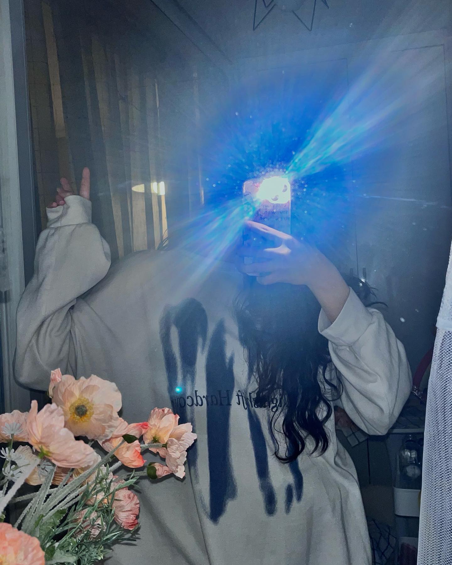프린팅이 너무 힙한 긴팔티 💙🦋 적당히 얇은 면 소재에 힙하고 큰 프린팅이 중앙에 있어서 편하면서도 개성있게 입을 수 있어서 조아요 🧵
