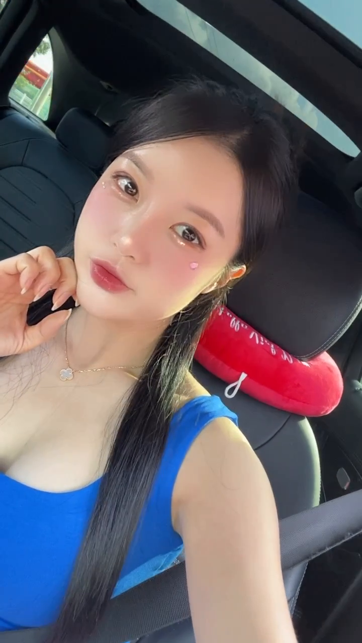 ⠀
여름아 가지마🔥
언니 더 즐겨야한다구!