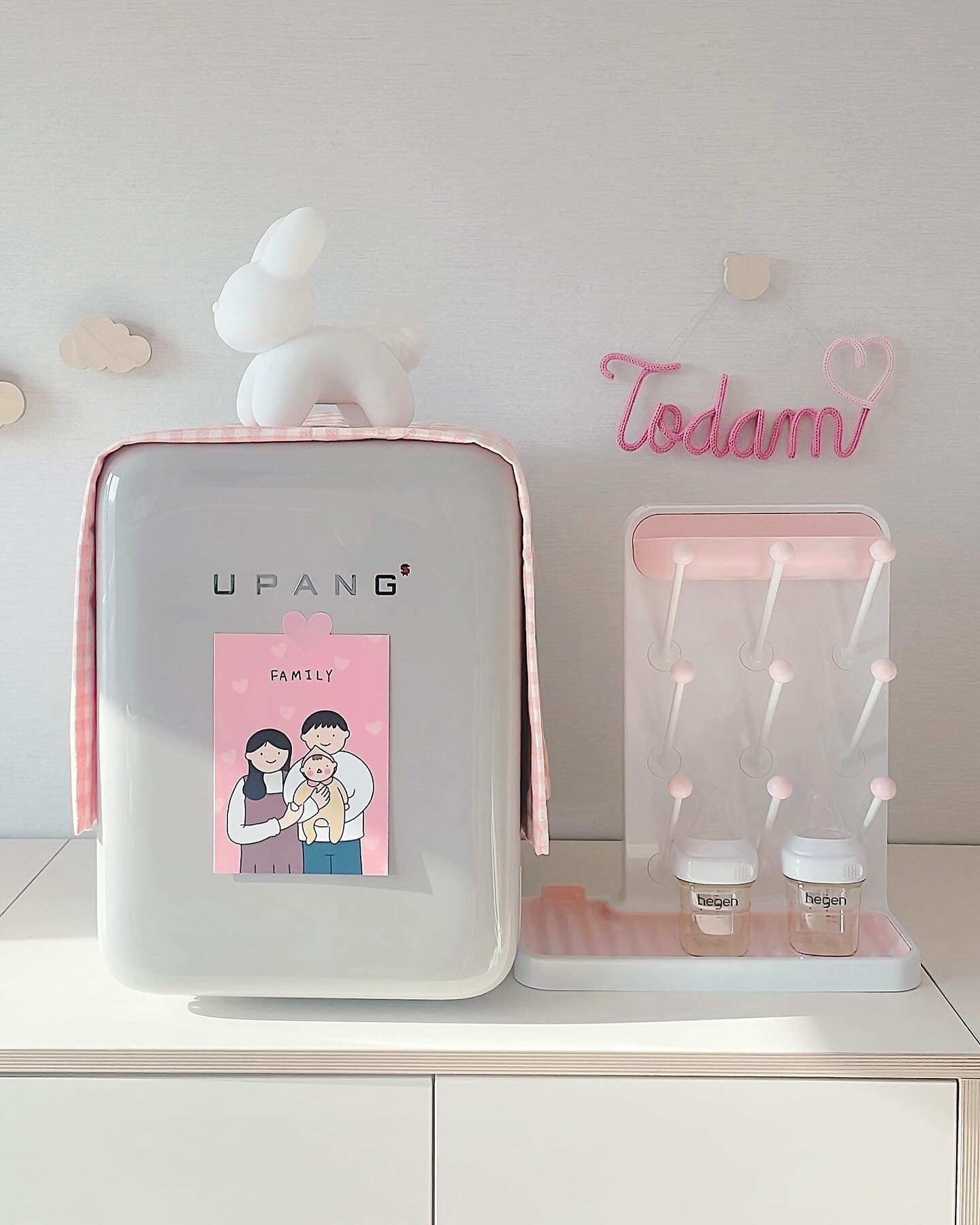 🩷U P A N G 메이트 7기🩷

꺄악 여러분 제가 유팡 젖병소독기 메이트 7기에 선정됐어요
지인짜 출산전부터 꼭 갖고 싶던 제품이라 광대승천😀

유팡은 컬러별로 다양한거 아시죠?
저는 무족권 화이트지 했는데 🩶노르딕그레이🩶
은은하면서 왜이리 예쁜거죠? 
진짜 유팡은 실물이 더더더 예쁘답니다💕

핑덕인 토담엄마의 취향에도 잘 녹아들고
오히려 때가타지 않고 질리지 않을것 같아요👍

맘마존 수납장이 아직 도착전이라 임시로
놓아봤는데 너무 예뻐서 요즘 힐링존이랍니다ㅋㅋ

토담이 태어나기전까지 물려받은 용품 장난감
자주 사용하는 텀블러 칫솔등등 살균소독
해보려구요👍

젖병소독기에 그치지 않고 실용적이게 일상생활에서도
활용도가 정말 좋을거 같아요!!

유팡 구매를 염두하신분들 위해서 제가 열심히
공부하고 보여드릴게요👶🏻🍼

이 세상 모든 엄마들 화이팅입니다🩷

👶🏻 U P A N G upang_korea 👶🏻

.
.