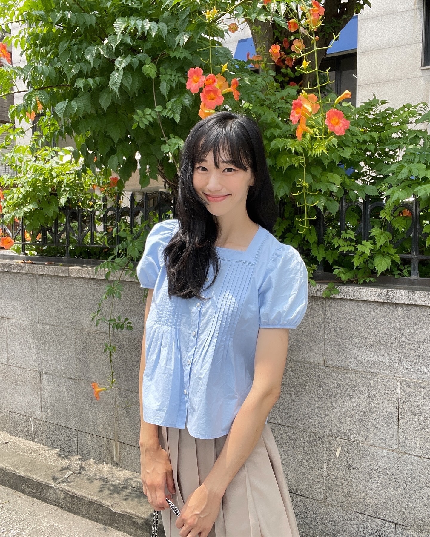 🧡🩵

.
.
.
.

능소화는 못 참지 ☺️

.
.
.

<언에디트> anedit_official 의
S Square Pin Tuck Blouse_Sky 입니다

•완성도 높은 디테일의 스퀘어 넥 블라우스.

•세미 루즈 핏의 시원한 착용감과 프런트의 핀턱 디테일, 스퀘어 넥 라인이 러블리함을 물씬 주는 블라우스입니다.

•60수 고밀도 코튼을 바이오 후 가공하여 시원하고 부드러운 터치감으로 제작되었습니다.

•스퀘어 넥 라인을 따라 작은 레이스 테이프를 넣어 디테일적으로 완성도를 높이면서 페미닌한 무드를 채워주었습니다.

•과하지 않은 소매 셔링의 볼륨감이 러블리한 룩을 완성시켜 줍니다.

.

.
.
.
.
.

너무 더워 걷기만 해도 짜증이 나는 그런 날씨에도..

그냥 지나치지 못하는 
어느 집 담장의 
활짝 핀 능소화처럼...

한번 보면 그냥 지나칠 수 없는 매력을 가진 브랜드 
<언에디트> 의 여름 하늘을 닮은 컬러가 매력적인 블라우스입니다 🩵

.

.
오늘 날씨 말고요...🤤

.
.
.
#ANEDIT #언에디트  #출근룩 #데일리룩 #직딩룩 #회사원룩 #페미닌룩 #블라우스 #블라우스코디