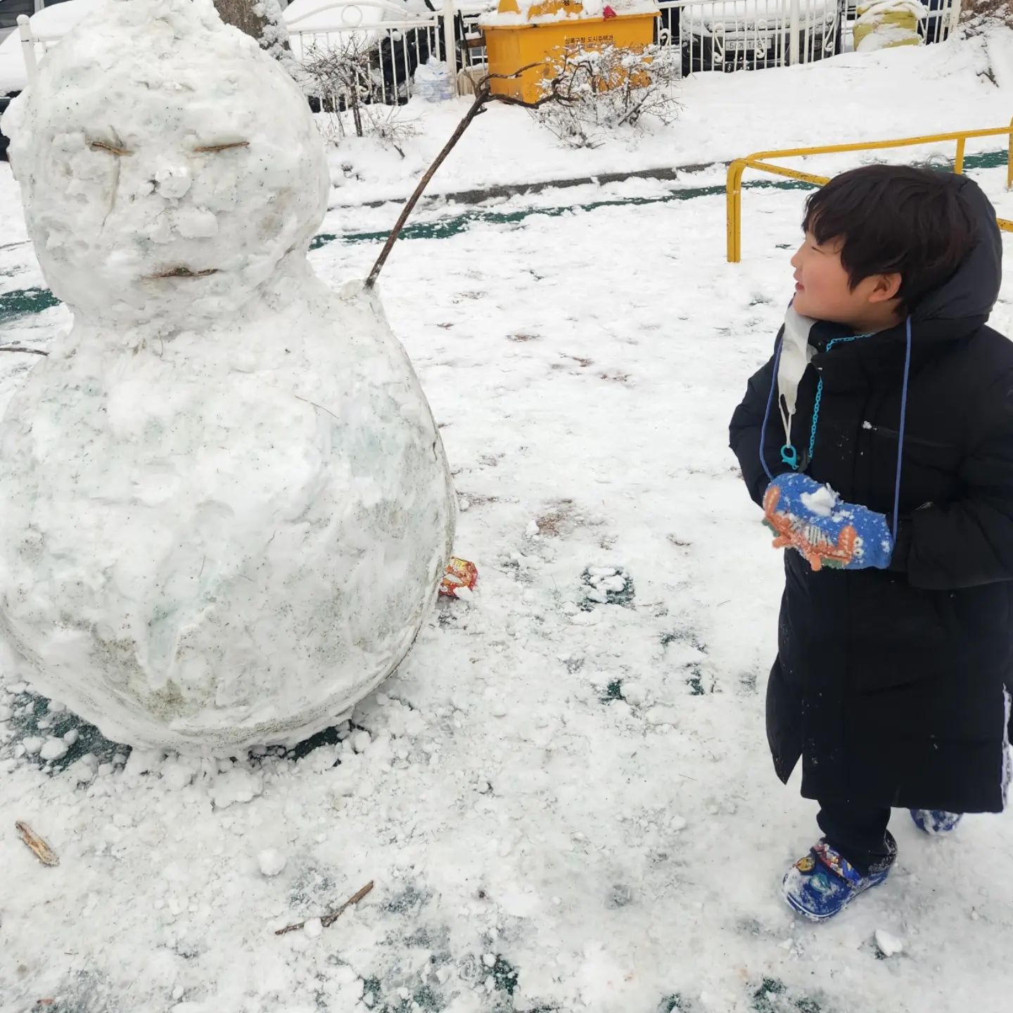 어제 일찍 하원하고
태권도 땡땡이도 치고
눈 놀이해서 신난 뚠혁이☃️
.
.
.
.
.
.
.
.
.
 #눈와서신난아들 #기여워💕 #신나게놀고먹으니꿀맛 #일상그램