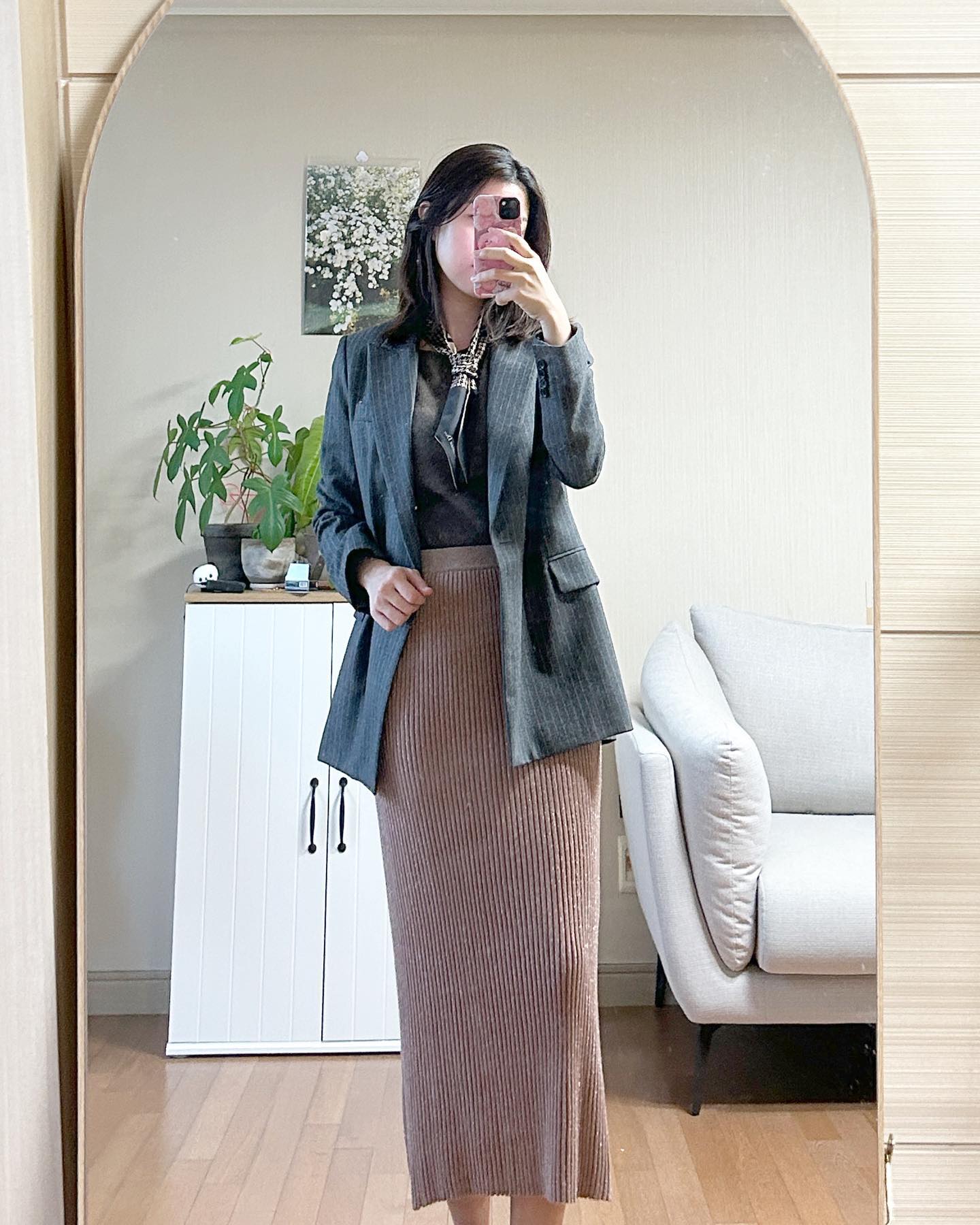 #glamjh_ootd #뗘니룩 
겨울 쿨톤이 브라운 입는법🤎
애쉬빛 브라운을 입어주고
그레이와 핑쿠로 눌러주기?🩷🩶