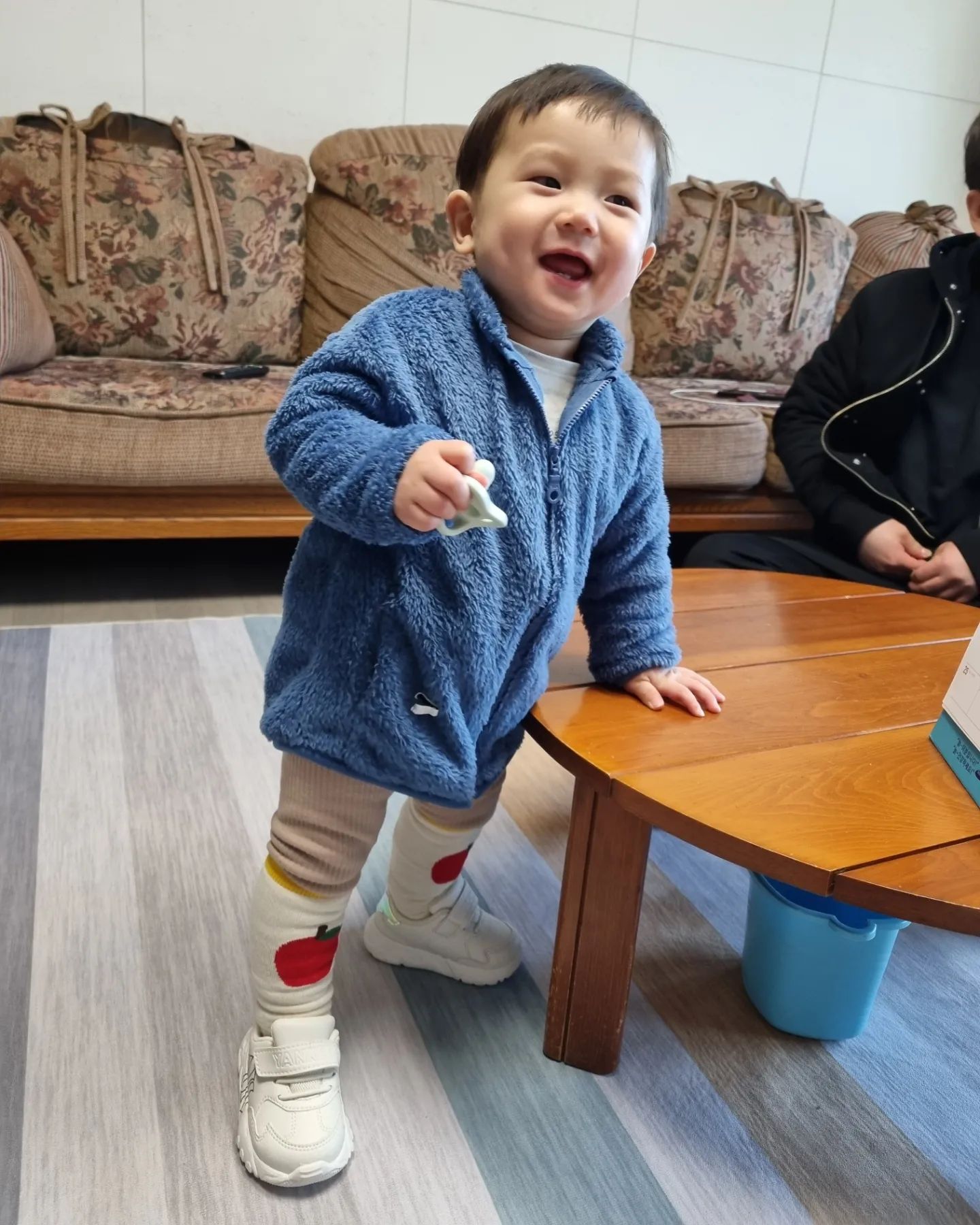 인생362일차

뢋탱이이제세발자국걷기는기본인데
핸드폰만보면와다다다기어와서사진찍기실패

#나형아야 #오늘신발도신었어 #12개월아가 #소띠아가 #육아기록 #육아일상 #오늘도 #사랑해 #보조개왕자