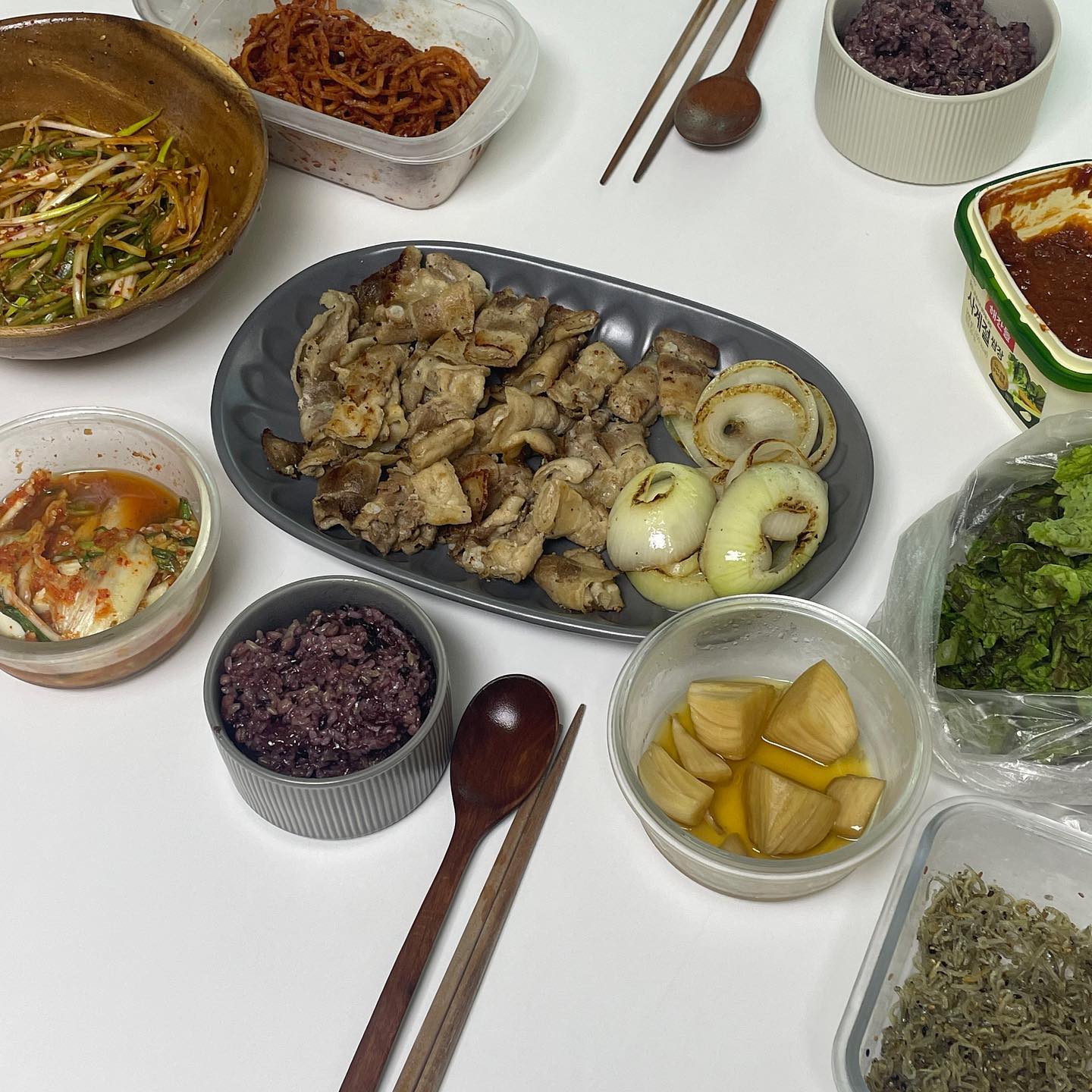 #율스식사 ヽ( ᐛ )ノ

오늘의 아점간식 식사기록 📝
아침엔 #대패삼겹살 굽굽
점심엔 #시장떡볶이 뇸뇸
그리고 간식으로 #신라명과 #골드휘낭시에 🥧
진짜 넘나 맛있는것!!⭐️ 다들 꼭 드셔보시라~ 

#다이어트#식단공유#건강한끼#집밥#마음챙김식사 🫶🏻#헬스#러닝#등산#오운완#직장인식단기록#식단기록#건강밥상 #집밥스타그램#다이어트요리#요리왕#아몬드브리즈#제철과일