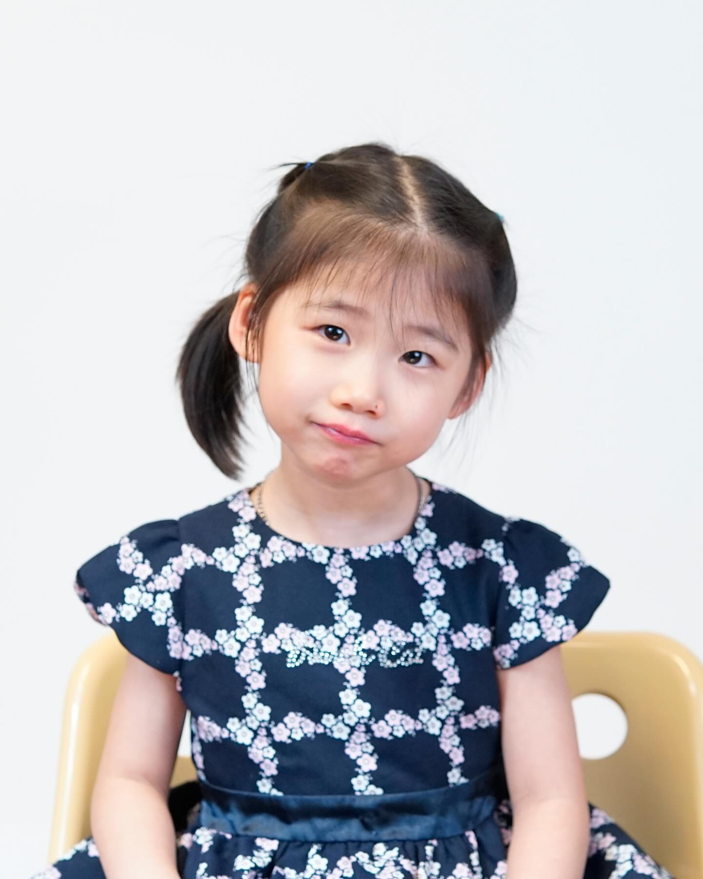 #힘아윤💕 
요즘 아빠가 여권사진 찍기 연습중
아윤아 조금만 잘 찍어보자 ㅎㅎ