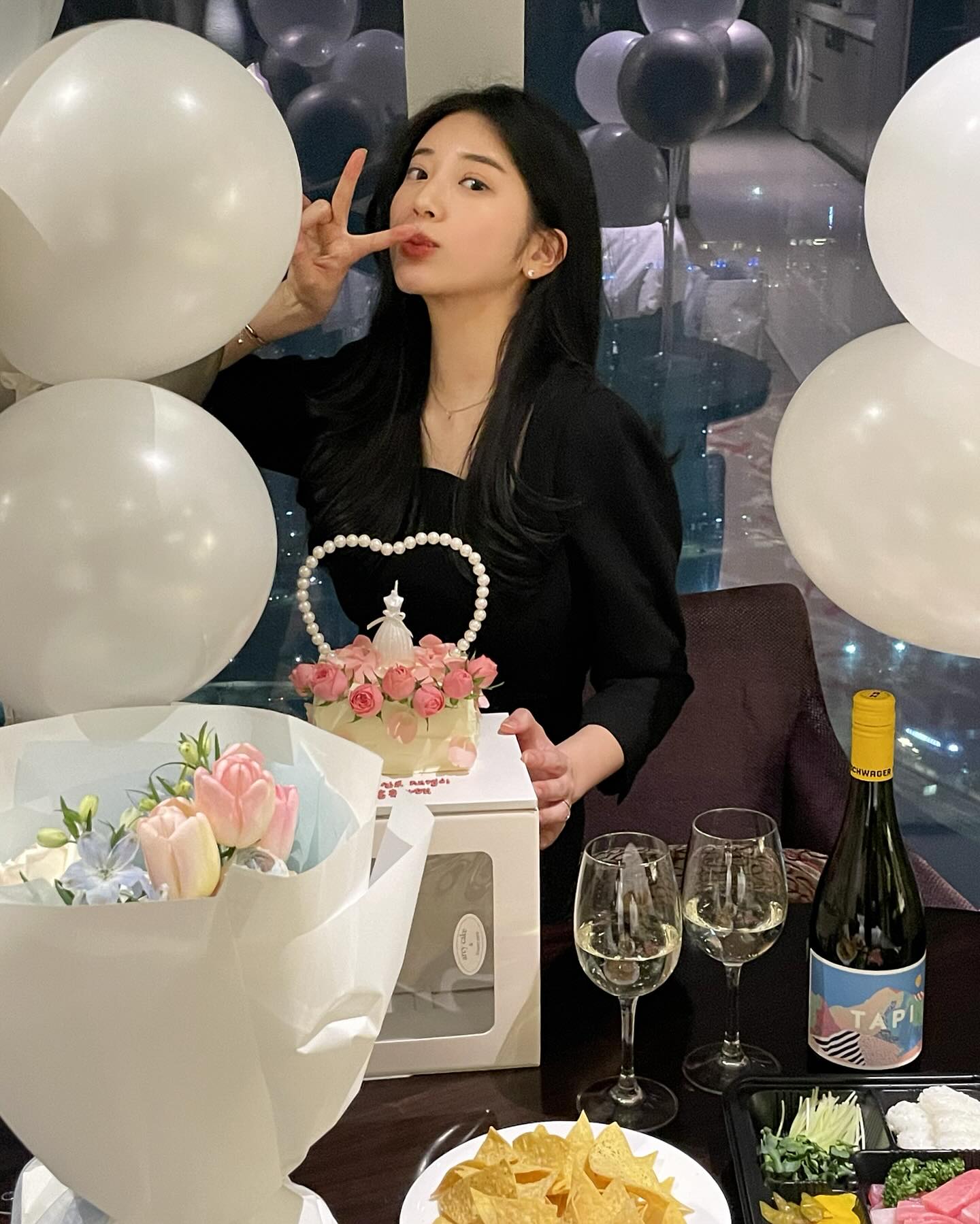 내사람들과 함께하는 마지막 브샤👰🏻‍♀️🩶
⠀⠀⠀⠀⠀⠀⠀⠀⠀⠀⠀⠀⠀⠀

제발  몸만 오라고, 아무것도 준비하지말라더니..
호텔예약에 케이크사러 아침부터 일산까지 다녀오고 🥹..
⠀⠀⠀⠀⠀⠀⠀⠀⠀⠀⠀⠀⠀⠀

자기가좋아하는 하늘색꽃, 내가 좋아하는 핑크색꽃 
조합해서 꽃다발까지💐..💐⠀⠀⠀⠀⠀⠀⠀⠀⠀⠀⠀⠀⠀⠀
(💌편지내용은 너무 감동이라 5번정도 읽었으려나..)

결혼준비하면서 참 복받은 사람이라는거 
다시한번 느낀다,, 🥹 고마어 장채원 🩶👯‍♀️