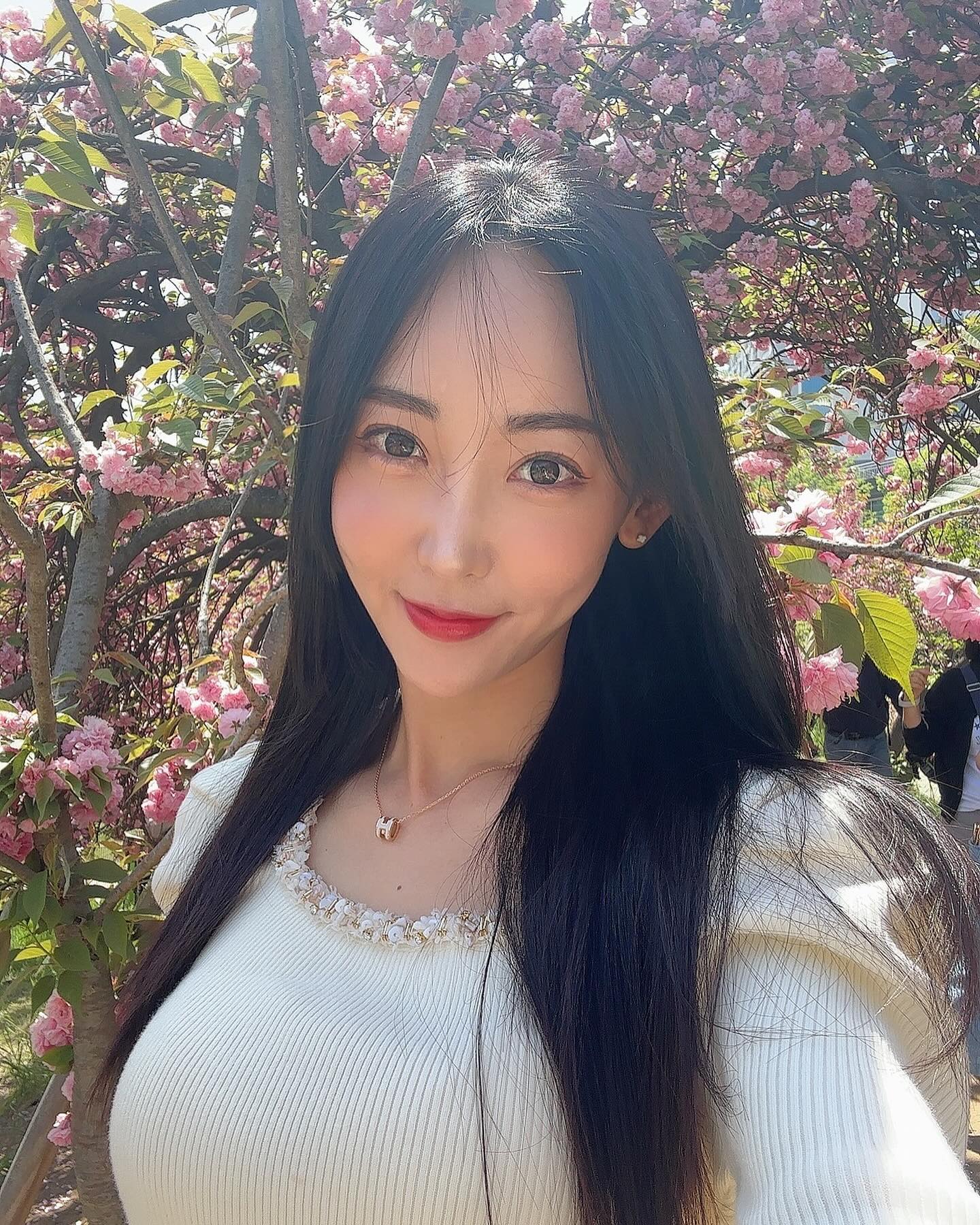 스토리 반응 좋으니까
피드 박제🫶🏻
겹벚꽃과 튤립의 계절🌸🌷넘이뽀
오랜만에 작가님이랑 사진 모델 놀이중
12년만에 렌즈 껴봤는데 초롱이 업뎃🤣
.
.
.
#겹벚꽃#튤립#봄#사진#출사#대구겹벚꽃#대구튤립#꽃사진#셀카