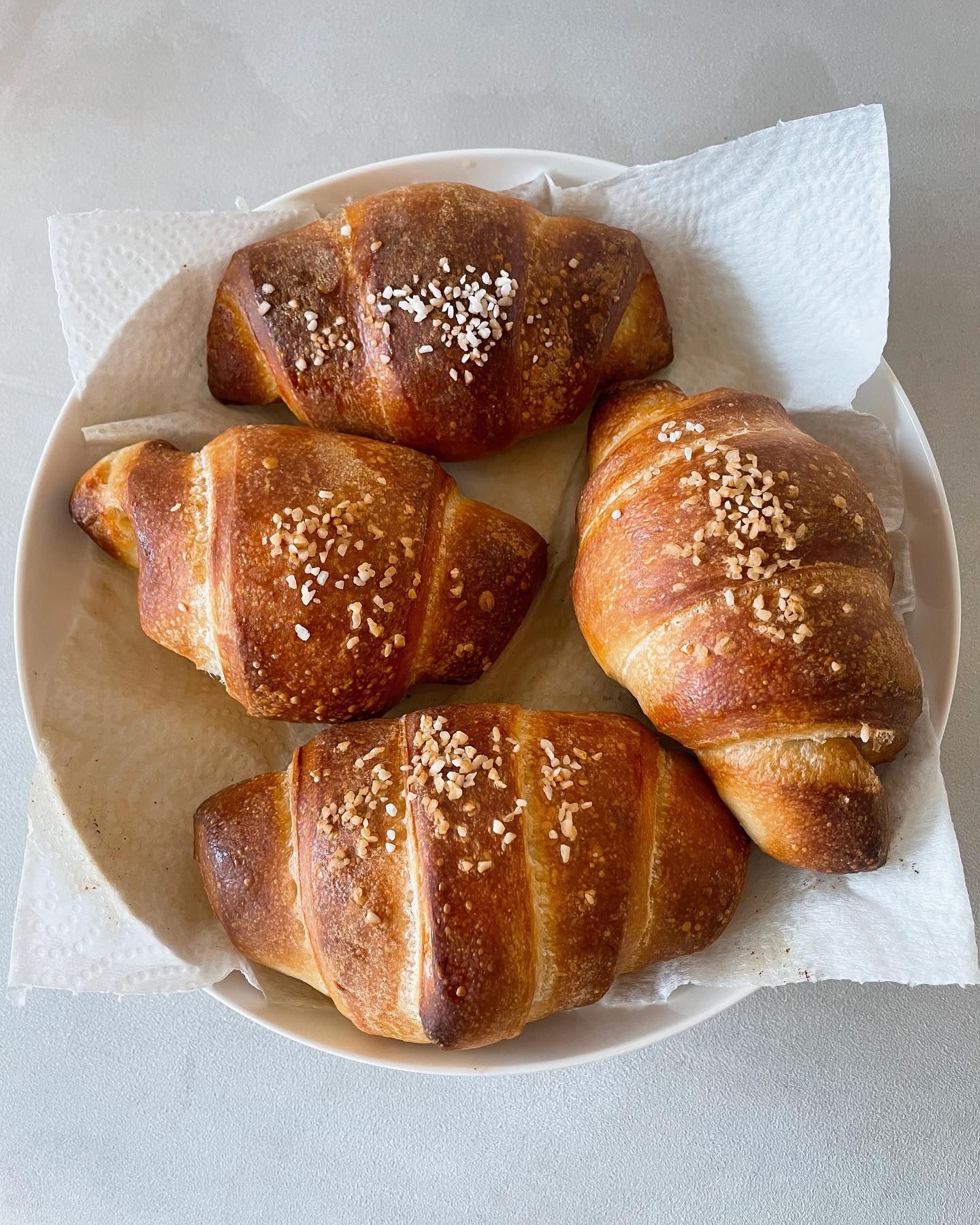#소금빵생지굽굽 #내가요리사👩🏻‍🍳

에프에 190도 15분 굽굽하면
아주 맛있는 소금빵이 완성🫶🏻

비오는 토요일 빵 굽기 성공! ˗ˋˏ ♡ᩚ ˎˊ˗
.
.
#소금빵 #우리집이맛집 #지옥에서온소금빵 #선물용