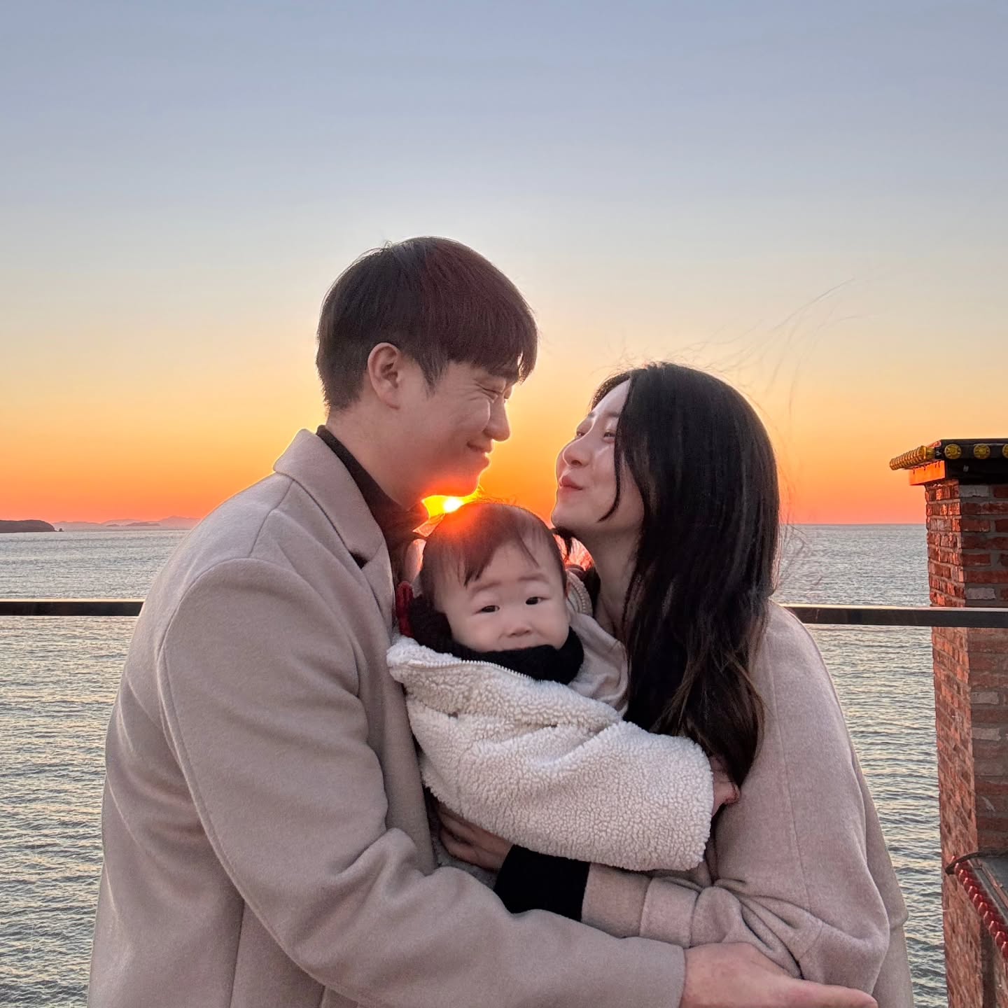 ❤️ HAPPY NEW YEAR ❤️
모든분들 행복만 가득한 2025년 되길 .ᐟ
처음으로(?) 새해에 술없이 보낸날 ㅋㅋㅋ
새해는 건강하자 건강최고 .ᐟ ㅋㅋㅋㅋㅋㅋㅋㅋ

오빠가 오늘(12/31) 아침에 퇴근하고 집에와서
영종도 카페에 가자고 해서 뜻밖의 일몰도 봤다 🙏🏻
생각도 못했는데 덕분에 2024년 마지막날을
멋지게 마무리했어 고마워 🤍
새해엔 더 사랑하자 🤍🤍🤍

후추도 이솜이도 사랑해 😼👶🏻 🤍 #2025년 #뱀띠