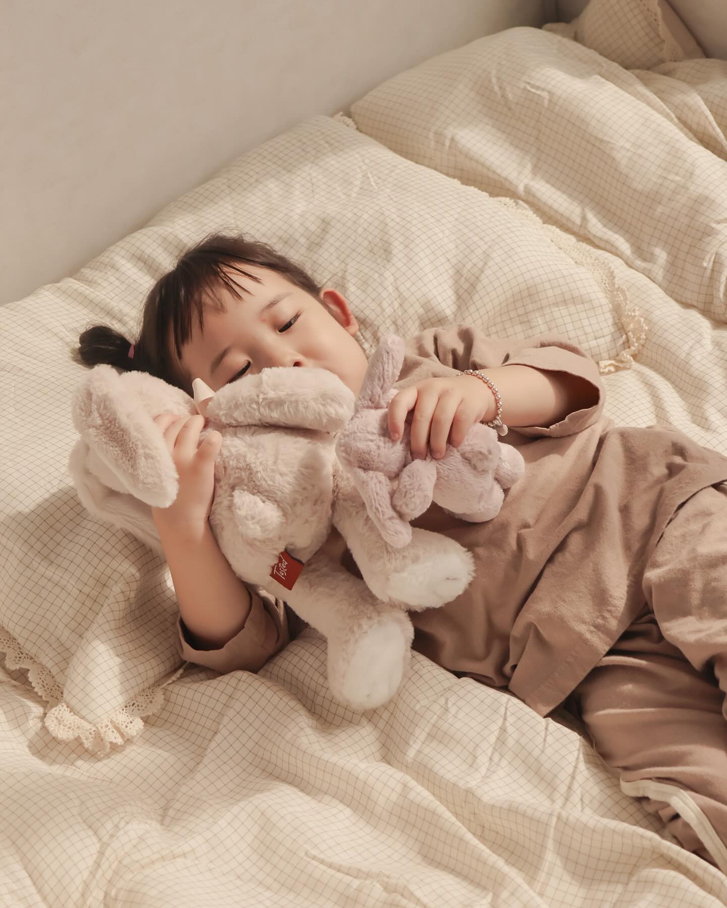 #협찬
⠀
⠀
최근에 침대들이면서 마리엔젤의 수수체크 쁘띠토숀 레이스형 모달차렵이불과 오가닉 순면 패드를 사용해봤어요.ᐟ 

먼저, 모달차렵이불은 정말 부드럽고 가벼워서 덮는 순간 포근함이 느껴지고 레이스 디테일이 아기자기하고 예쁘게 방을 꾸며줘서 인테리어 효과도 만점이에요. 

세탁 후에도 변형 없이 그대로 유지돼서 관리가 쉽답니다!
⠀ 
그리고 오가닉 순면 패드는 피부에 자극 없이 편안하게 사용할 수 있고 통기성이 뛰어나 여름에도 시원하게 사용 가능하고, 수면의 질이 확연히 좋아졌어요
⠀ 
두 제품 모두 디자인이 세련돼서 방에 잘 어울리고, 실용성도 뛰어나서 정말 만족스럽고 또 편안하고 스타일리시한 수면 환경을 원하신다면 마리엔젤의 이불과 패드 강력 추천드립니다!
⠀

🔖mariangel.co.kr 
#마리엔젤 #모달이불 #차렵이불 #홈인테리어 #편안한잠 #수수체크 #레이스디테일 #아기방꾸미기 #아기이불 #침구세트