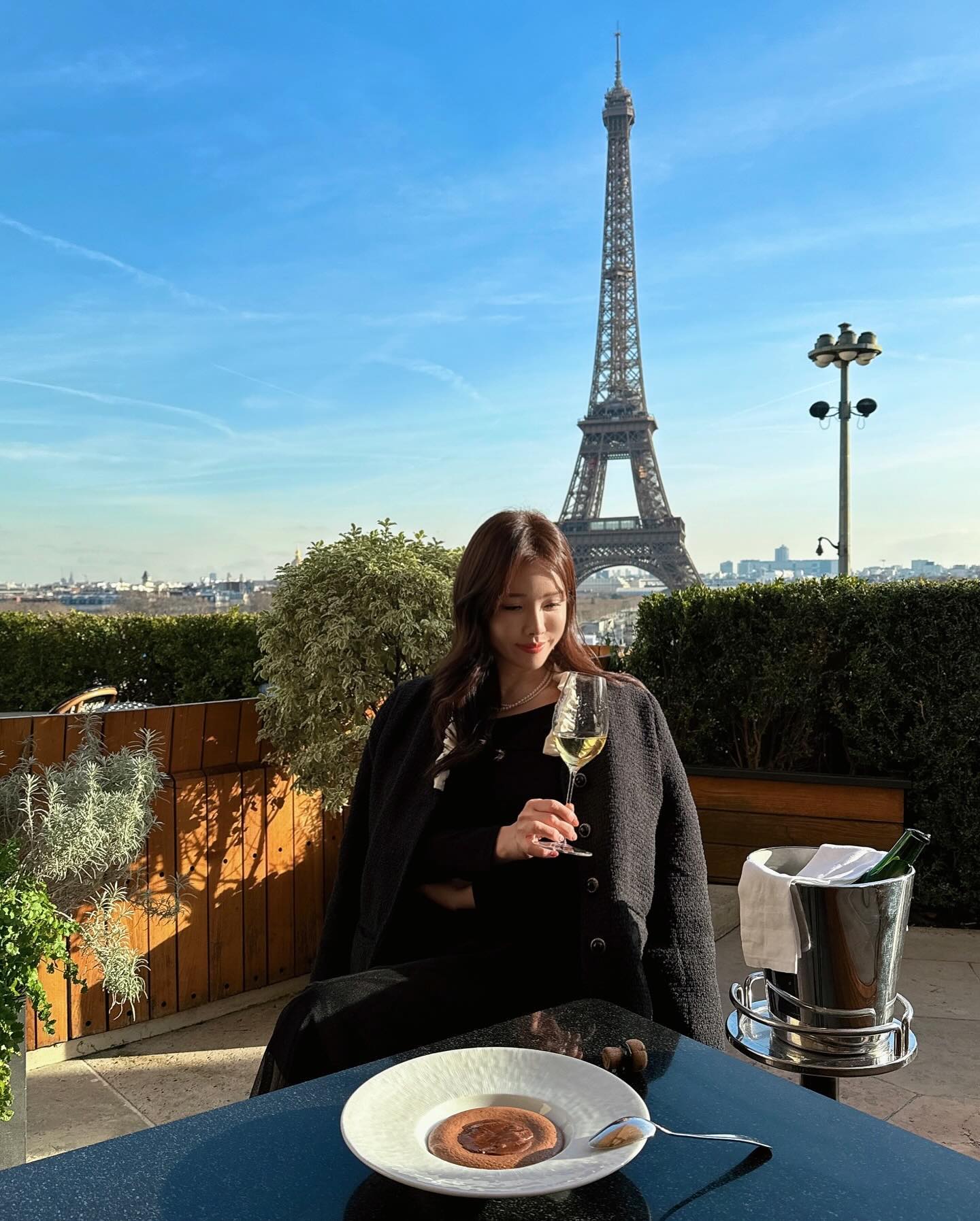 * 𝐂𝐚𝐟é 𝐝𝐞 𝐥'𝐇𝐨𝐦𝐦𝐞 - 𝐏𝐚𝐫𝐢𝐬 🇫🇷

겨울이라 걱정 했던 이번 파리 여행에선 다행히도
눈 오는날, 비 오는날, 맑은 하늘도 전부 볼 수 있었어요🥰

그 중 맑은 날씨에 딱 맞게 들린 ‘카페 드 롬’은
에펠탑의 전망대에 위치하고 있어서 
야외 테라스 뷰가 정말 환상이에요🫢
영화속에서나 나올 듯한 그런 뷰에 감탄만 가득✨

그리고 테라스 자리마다 위에 히터가 달려 있어 
전혀 춥지 않고 오히려 따뜻해요 🤍

특히 와인 리스트도 좋아서 더욱 강추! 
사실 원래는 차 한잔 하러 갔는데,
이런 날씨에 이런 뷰에 샴페인 못참죠🥹

찰스하이직 BLANC DES MILLÉNAIRES 06 🍾
어쩜 이리 맛있게 잘 익었나요. 블블은 역시 옳아.
정말 기분 좋던 소믈리에의 서비스까지 🤍
있는 내내 웃고 즐겼던 이 공간 자체가 좋은 페어링이었어요🥂

아직도 잊혀지지 않는 그날의 날씨와 행복했던 순간들🥰
다음에 파리 여행 가면 꼭 다시 가야해요🌹

cafedelhomme 

#에펠타워뷰 #카페드롬 #파리카페 
#cafedelhomme #cafédelhomme 
#찰스하이직 #BlancdesMillénaires
