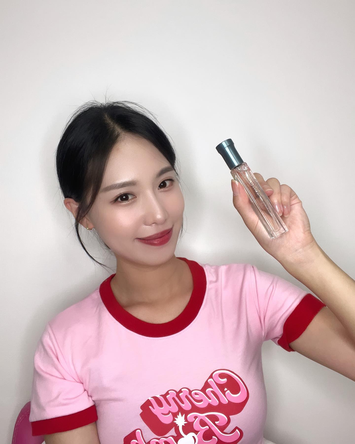 #광고 

에티에르 오 드 퍼퓸 미니🌷✨

🍑국내 마스터급 조향사가 조향한 크리에이티브 향이다.
🍑스위트 코튼부터 시트러스 우디향까지 취향에 따른 향 선택이 가능하다.
🍑높은 부항률로 향이 오래오래 지속된다.
🍑45 년 이상의 전통과 역사를 가진 향료사에서 엄선한 최상등급 원료 사용.
🍑번거롭게 소분할 필요 없이, 외출 시 간편하게 휴대 가능한 미니사이즈.

*[순수] 
청아한 바이올렛과 퓨어한 코튼이 어우러져 포근한 살결의 느낌과 가장 깨끗하고 순수한 순간을 담아낸 스위트
코튼향
*메인 향노트 : BERRY / ROSE / VIOLET / JASMINE / MUSK

평소에 코튼, 머스크 향 넘 좋아하는데
진심 비누향? 막 씻고 나온듯한 자연스러운 살결 향(?)이 나서 상쾌하고 기분좋다☺️🤍✨

#에티에르 #에티에르오드퍼퓸미니 #오드퍼퓸미니 #오드퍼퓸 #퍼퓸 #향수 #스위트코튼 #플로럴머스크
#시트러스우디 #생일선물 #머스크 #카시스 #시더우드 #젠더리스향수 #레이어링향수 #perfume #향수추천 #향수선물 #스몰럭셔리 #데일리