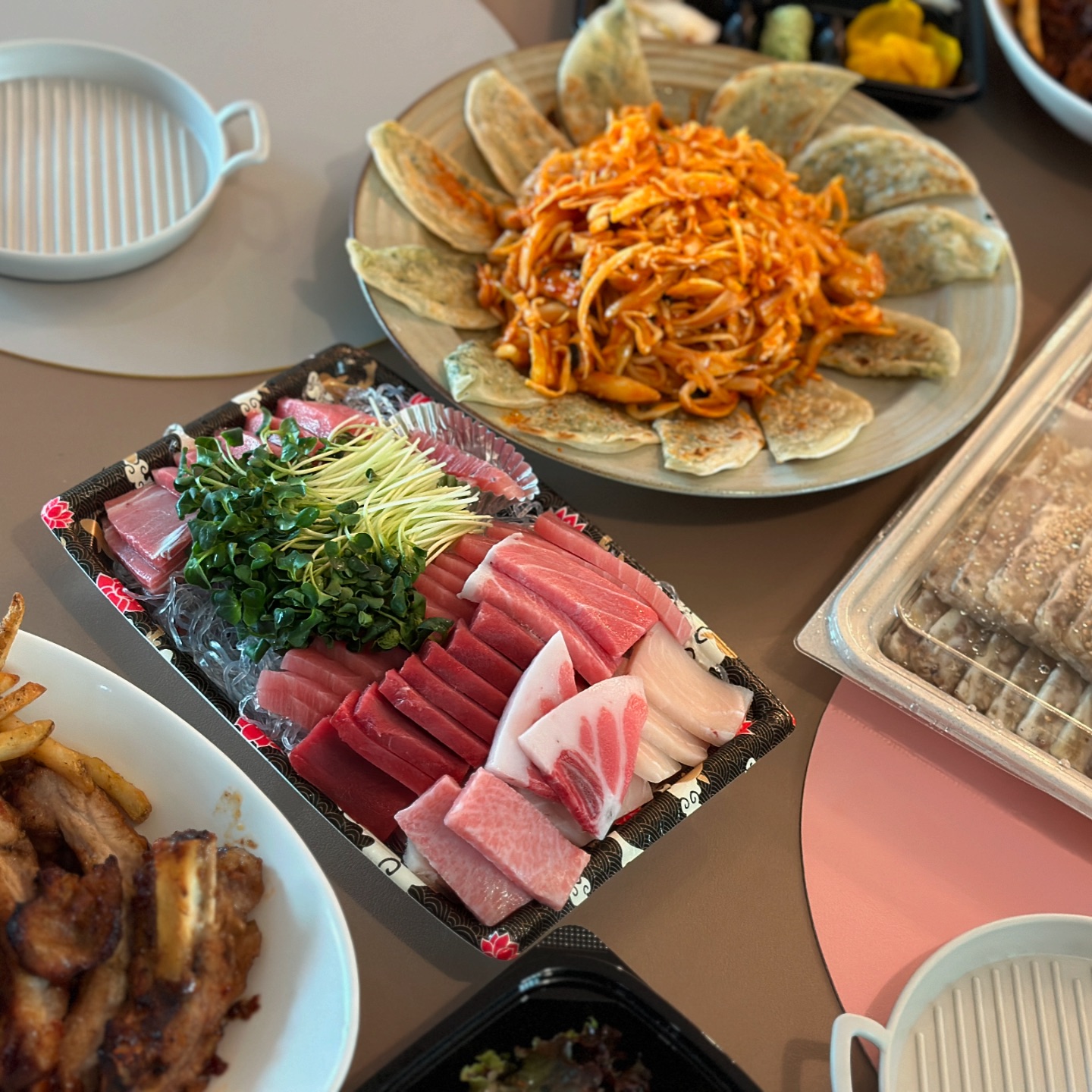 .
.

오늘은 우리집일세
열라 치우고 열라 상차림.
6월 생일자 3명 
화목한 엄마아빠딸 아님❌
각각 다른집임ㅋㅋㅋㅋ
설거지는 산더미이지만 오늘도 즐거웠다🙈
#다나세은희엘하엘