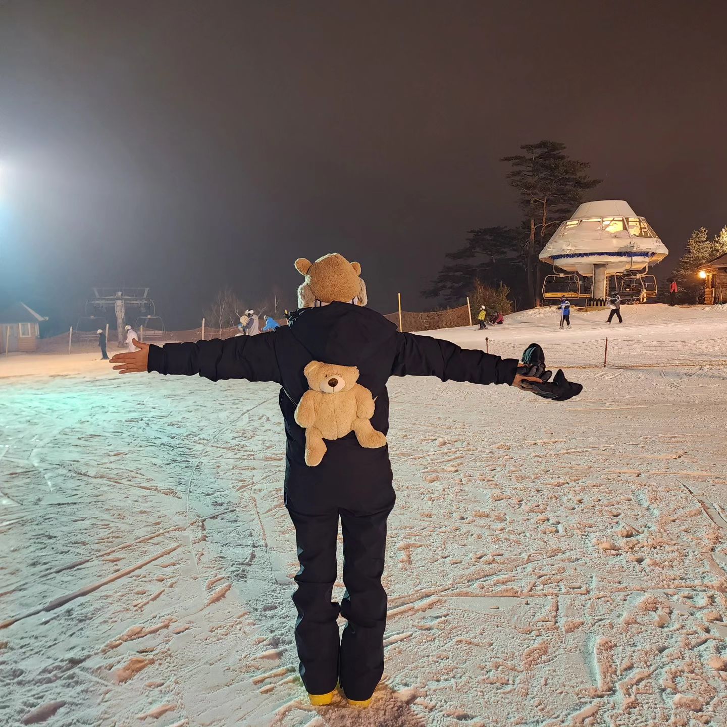 무주리조트❤️

꼬리뼈에 금이가도 멈출 수 없는 즐거움^^
다들 덜아파서 그런다고ㅋㅋㅋ 
더 아파봐야 정신차린다고😅

10년째 함께하고있는 나의 스노우보드...
첫판부터 바인딩 나사풀려 안전요원 손 마주잡고 어색하고 뻘쭘하게  실려내려옴...거꾸로 내려오시느라 고생해주신 안전요원님 감사했숩니당
혹여나 꼬리뼈 더 다칠까 디립다 등으로 누워버렸더니
새로산 나의 등쿠션 곰돌이가 고생 끝에 끈이 양쪽다 끊겨버림😢😥
그래도 안다치고 재밌게 잘 놀다와서 너무 감사감사~~~

#무주리조트 #스노우보드 #아파도탄다
#천골골절 #안전제일 #정신못차림
#귀여운곰돌이야 #집에가서고쳐줄게
#무주맛집 #도신의삼계탕 #몸보신